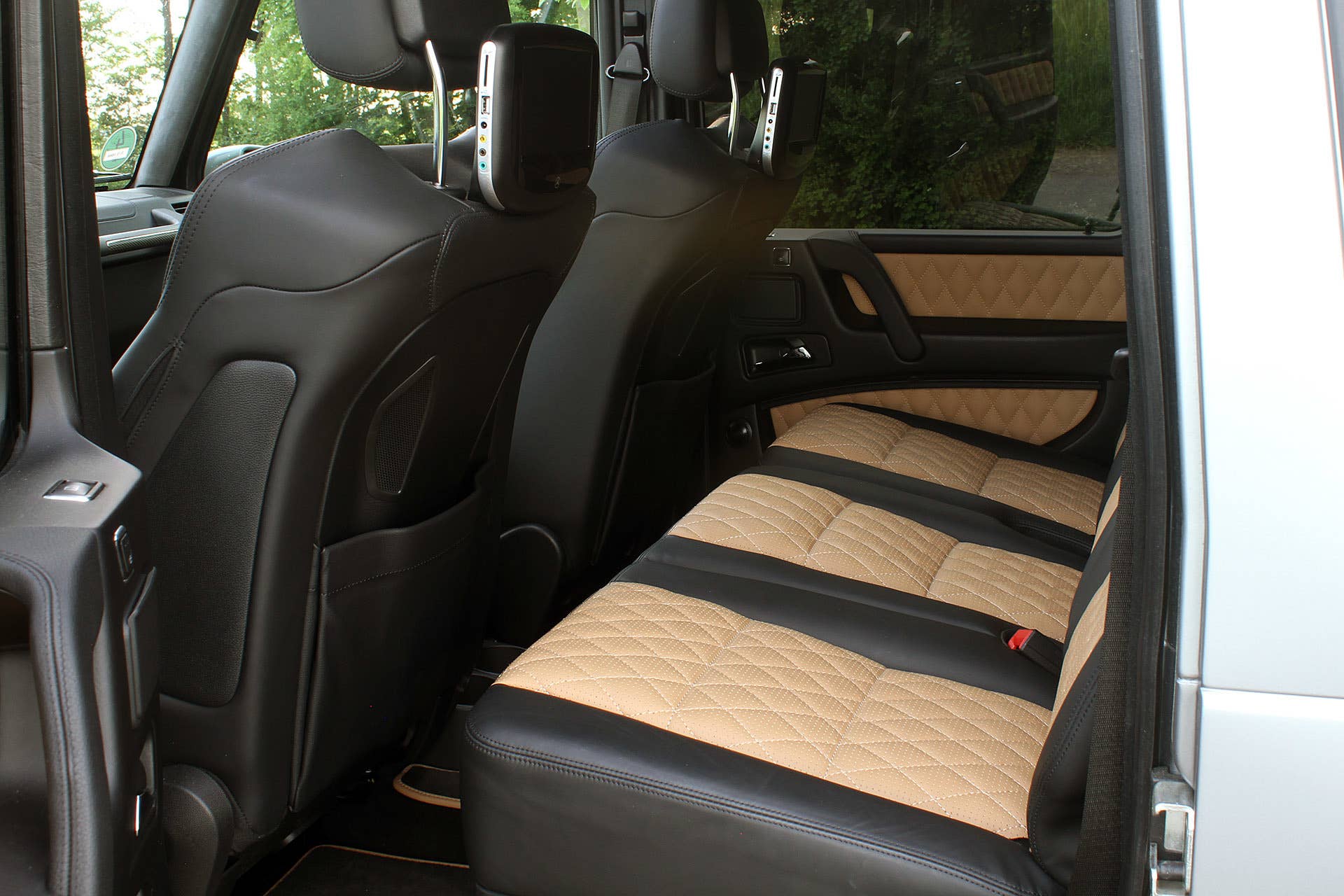 2015 Mercedes-Benz G65 AMG rear seats