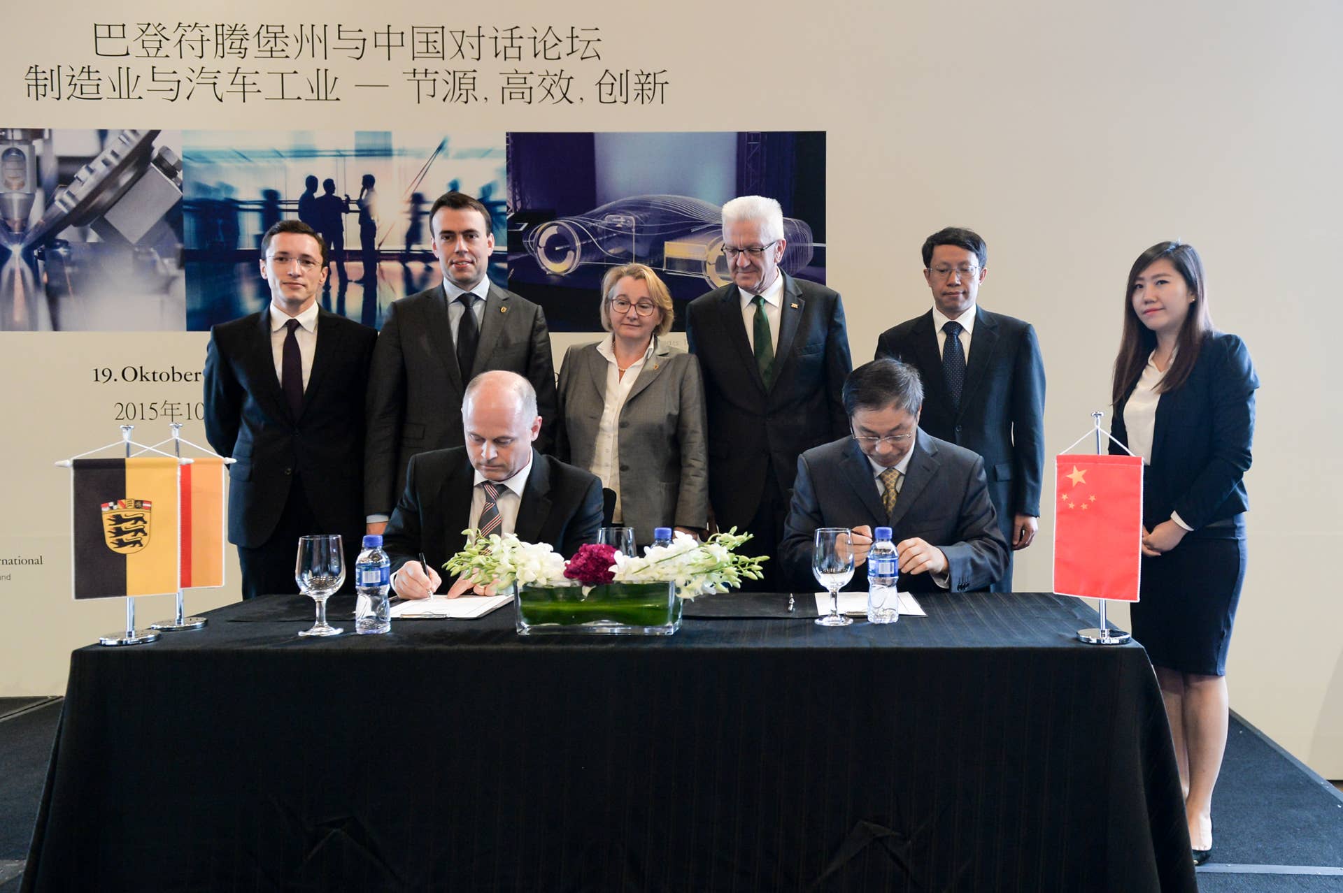 Prof. Shi Yongjiu, Vorsitzender der School of Civil and Hydraulic Engineering an der Tsinghua Universität und Prof. Dr. Ing. Hans Georg Engel, Leiter R&D, Platform Management, Purchasing & Supplier Quality China unterzeichnen im Beisein von Baden-Württembergs Ministerpräsident Winfried Kretschmann, Finanz- und Wirtschaftsminister Dr. Nils Schmid und der Ministerin für Wissenschaft, Forschung und Kunst Theresia Bauer den Vertrag über die Fortsetzung und den Ausbau der Forschungskooperation für nachhaltige Verkehrslösungen zwischen Daimler Greater China und der Tsinghua Universität in Peking. // Prof. Shi Yongjiu, Dean, School of Civil and Hydraulic Engineering at Tsinghua university and Prof. Dr. Ing. Hans Georg Engel, Head of R&D, Platform Management, Purchasing & Supplier Quality China are signing the contract about the continuation and further expansion of the research cooperation for sustainable transportation between Daimler Greater China and Tsinghua university in Beijing in presence of Winfried Kretschmann, Prime Minister of Germanyâs federal state of Baden-Wuerttemberg, Dr. Nils Schmid, Deputy Prime Minister and Minister of Finance and Economics and Theresia Bauer, Minister of Science, Research and the Arts.