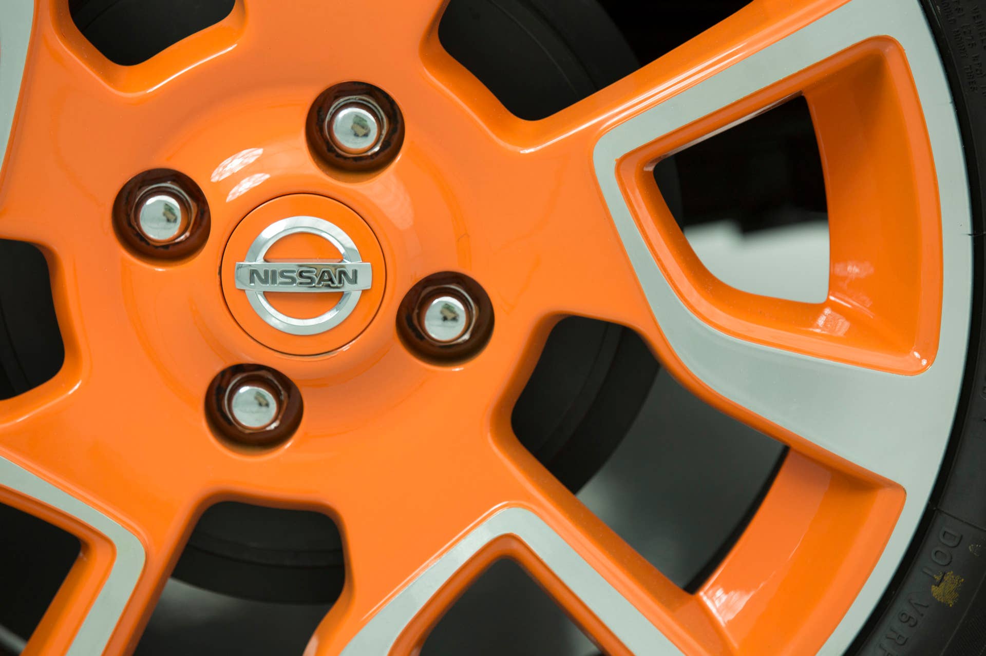Nissan Versa Note Color Studio wheel
