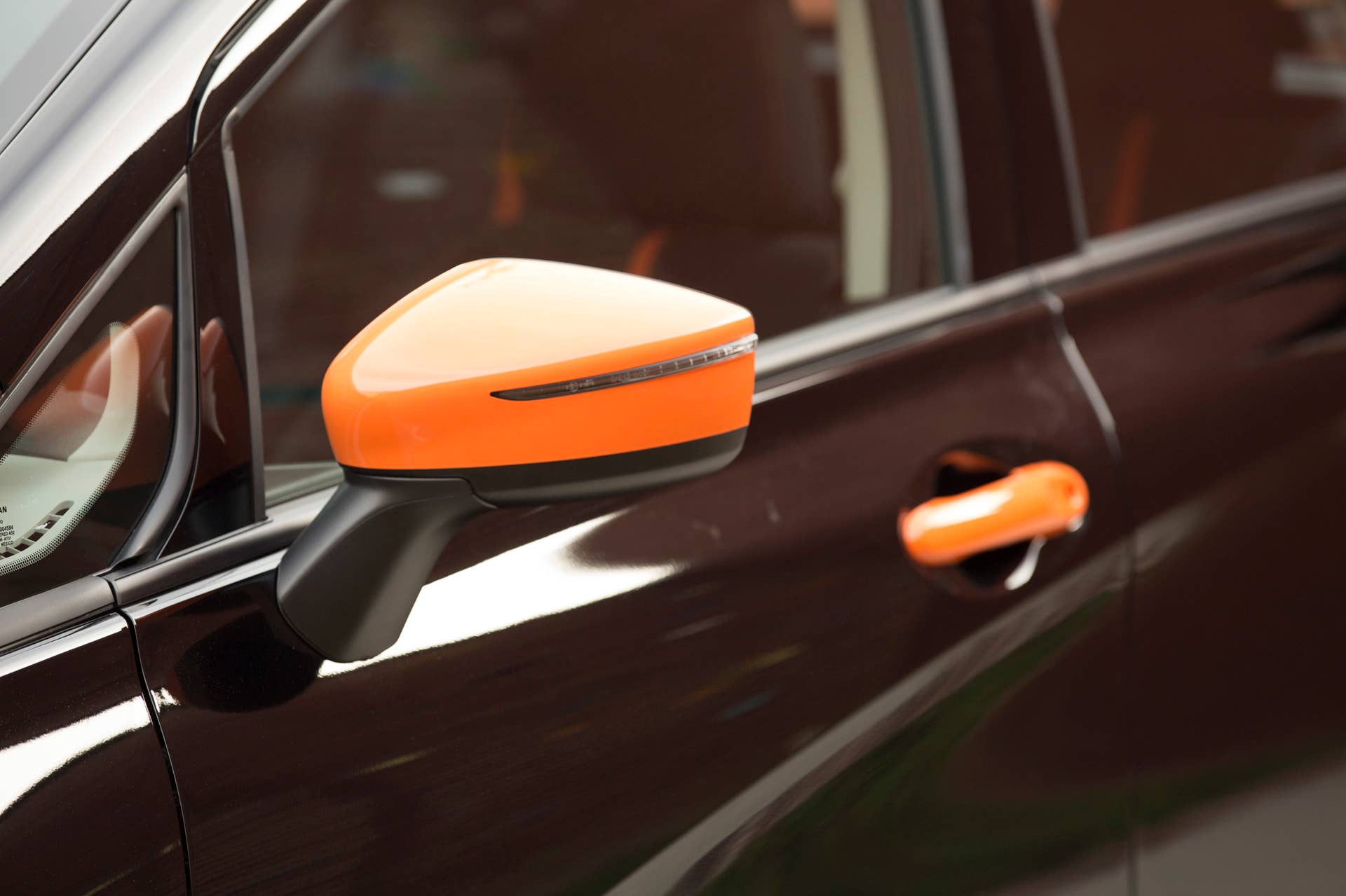 Nissan Versa Note Color Studio side detail