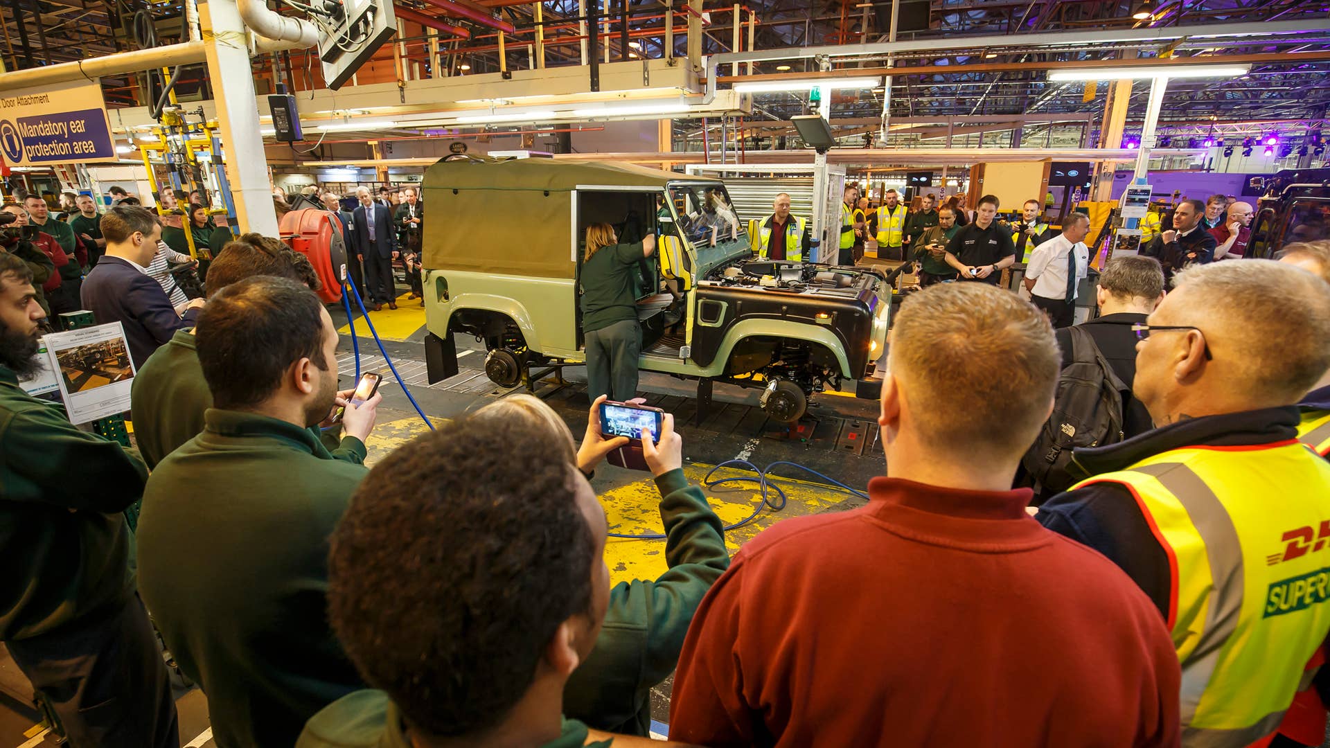 The last Land Rover Defender has rolled off the line - Autoblog