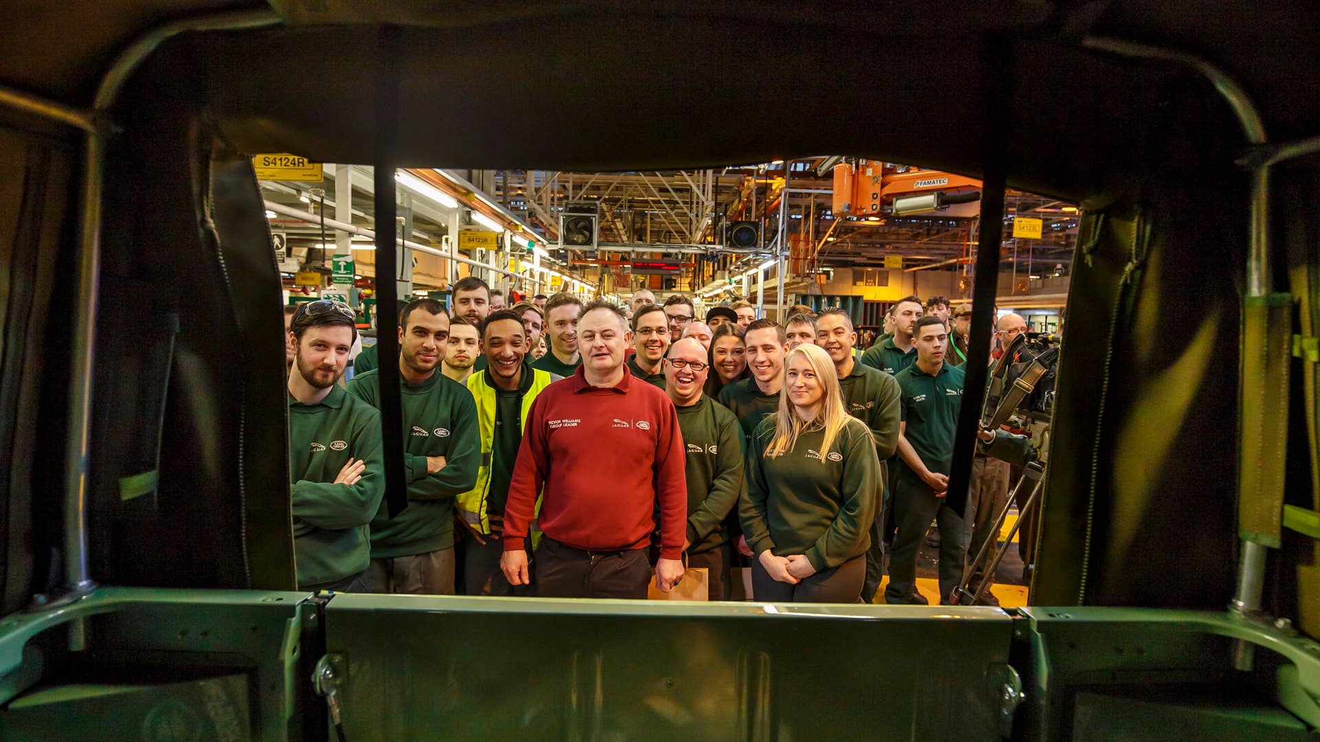 The last Land Rover Defender has rolled off the line - Autoblog