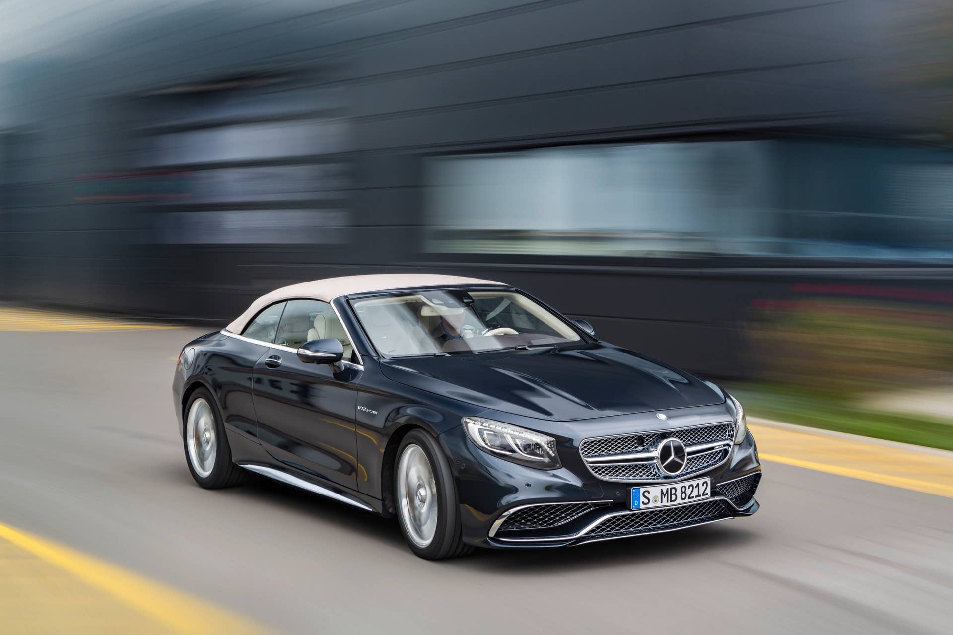 Mercedes-AMG S65 Cabriolet roof front 3/4 moving