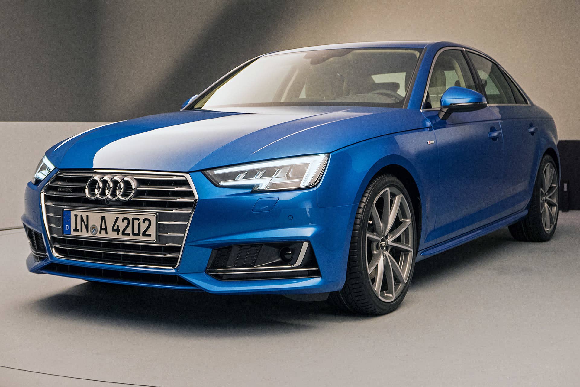 2017 Audi A4 front 3/4 view