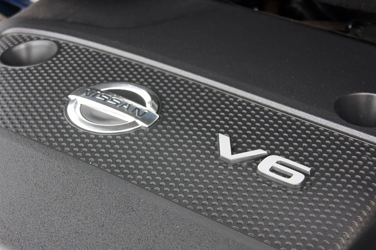 2013 Nissan Pathfinder engine detail