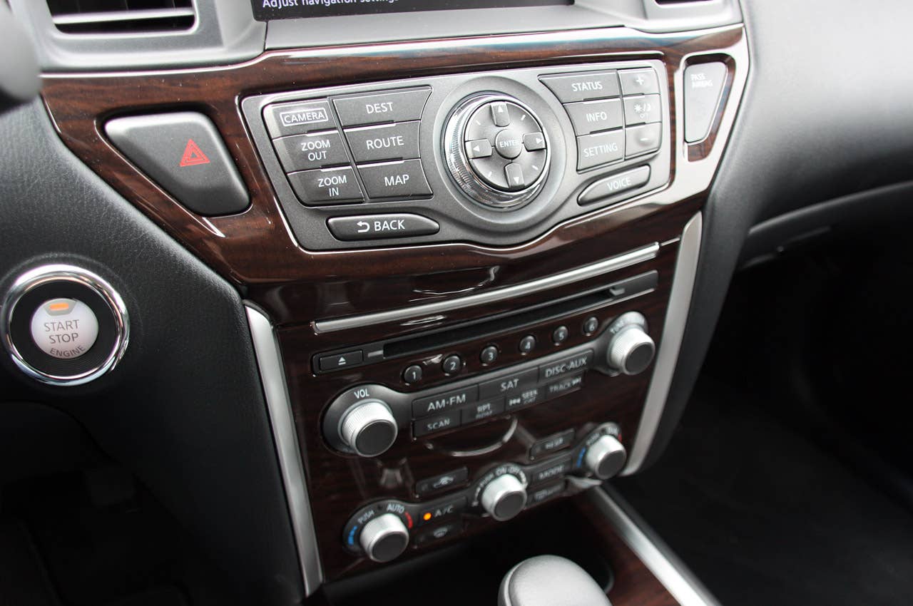 2013 Nissan Pathfinder instrument panel
