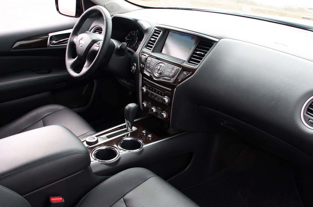 2013 Nissan Pathfinder interior