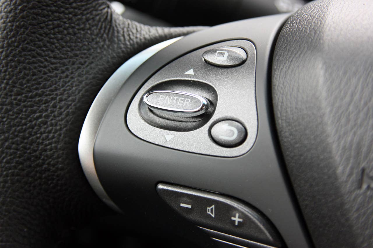 2013 Nissan Pathfinder steering wheel controls