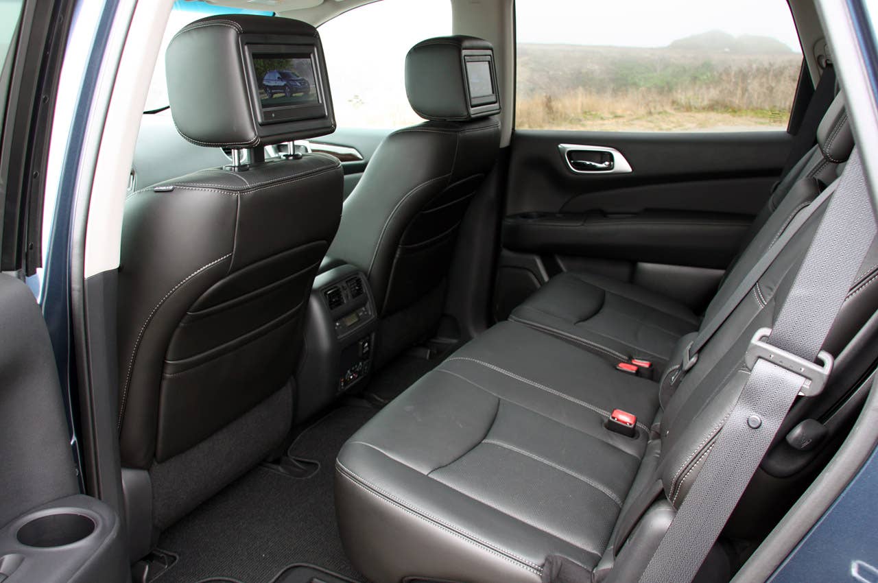 2013 Nissan Pathfinder rear seats