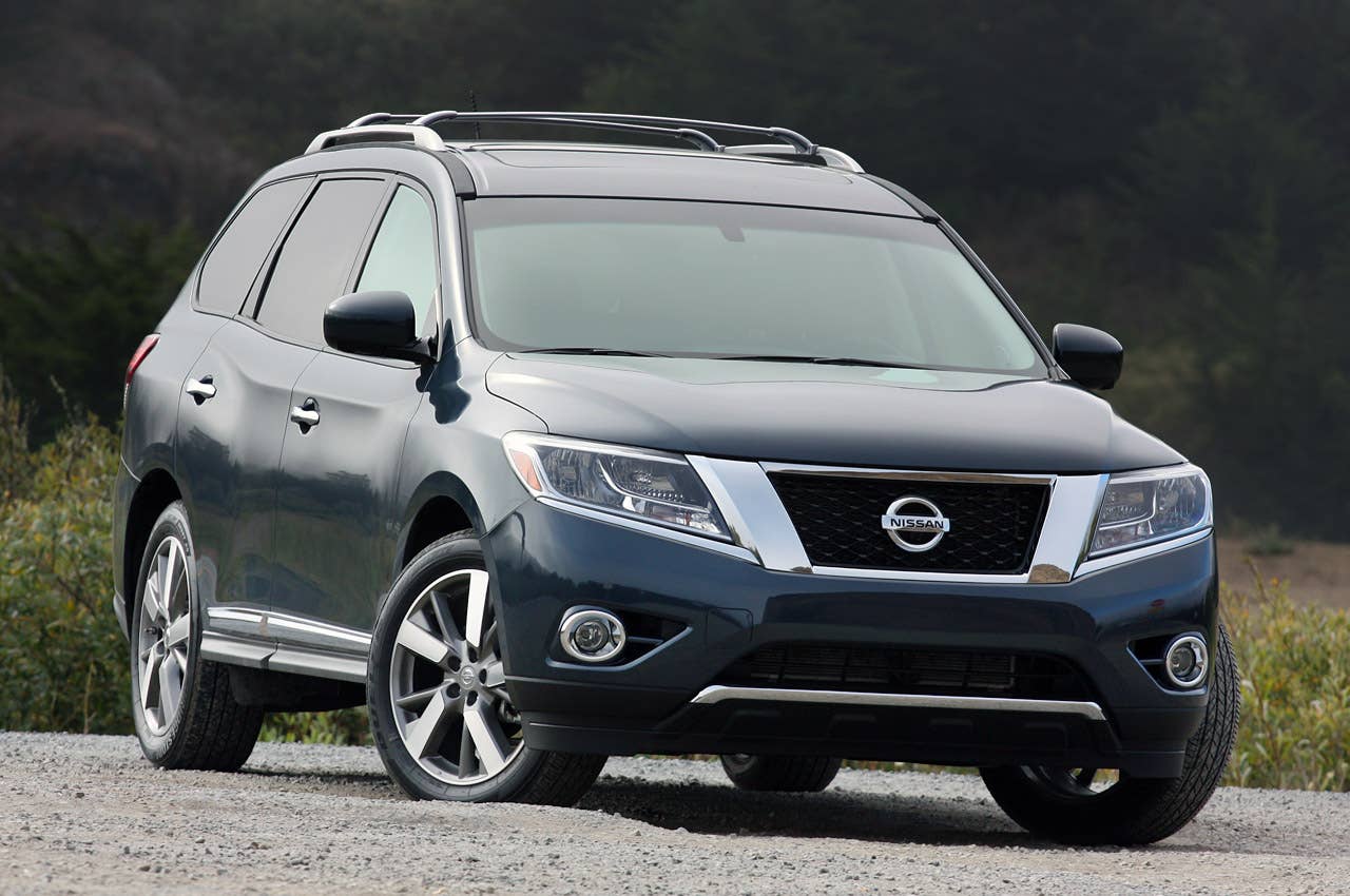 2013 Nissan Pathfinder front 3/4 view