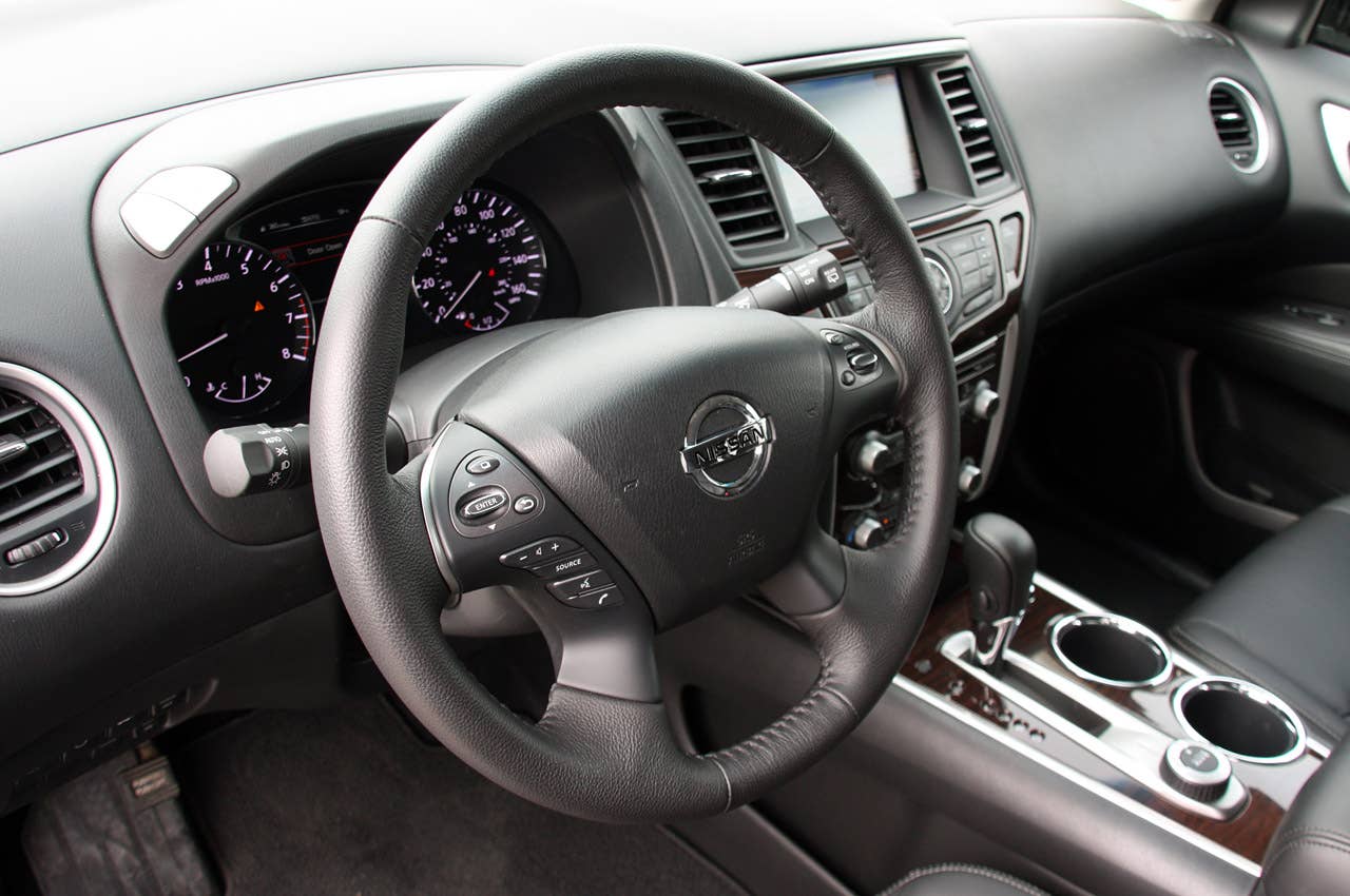2013 Nissan Pathfinder steering wheel