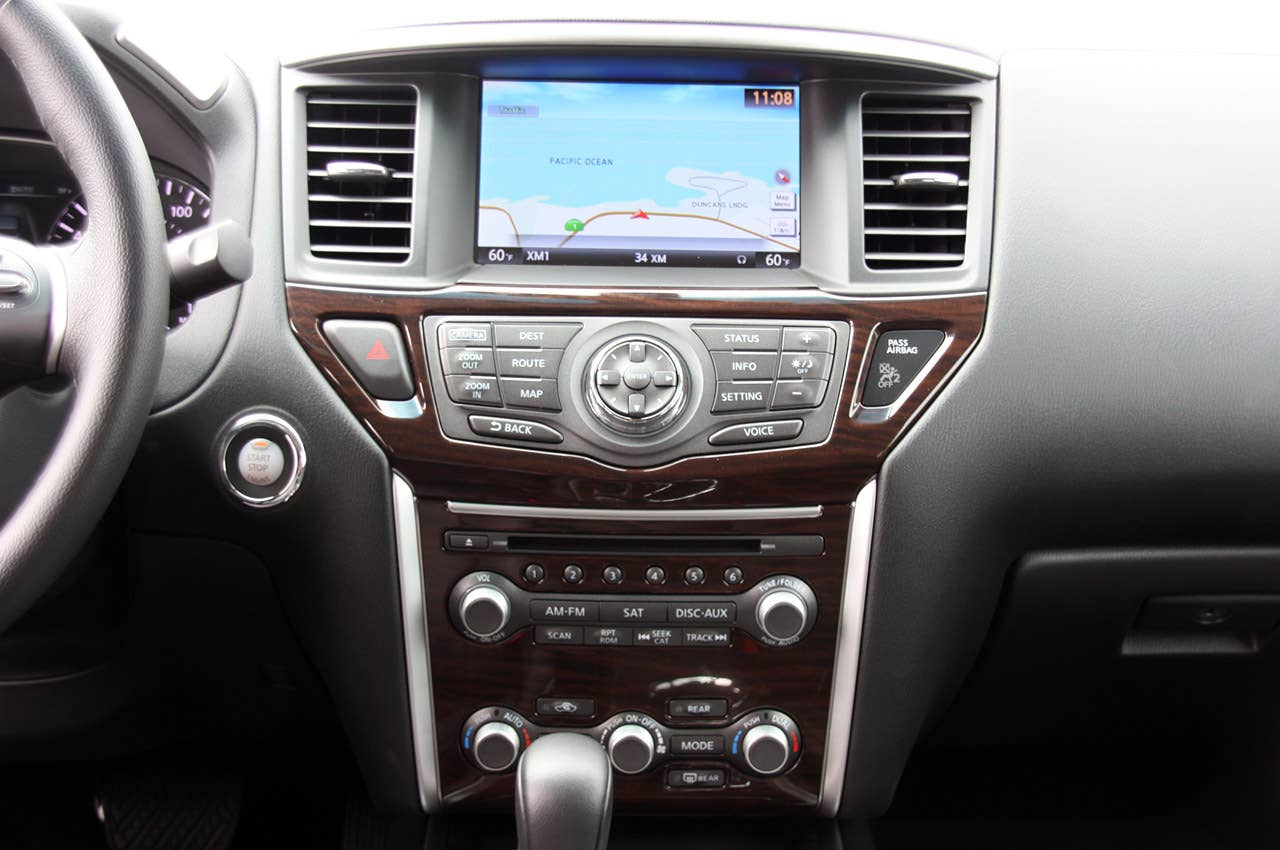 2013 Nissan Pathfinder instrument panel
