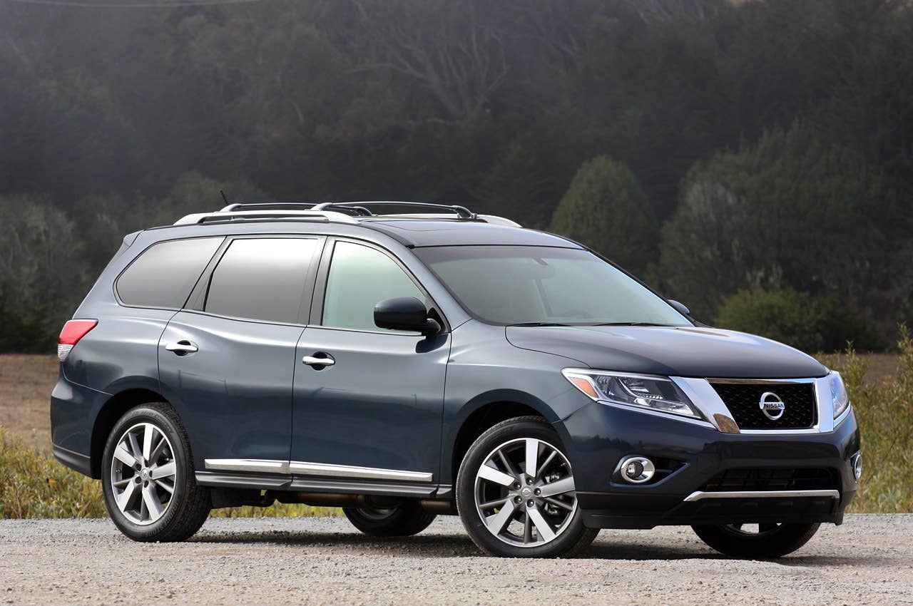 2013 Nissan Pathfinder front 3/4 view