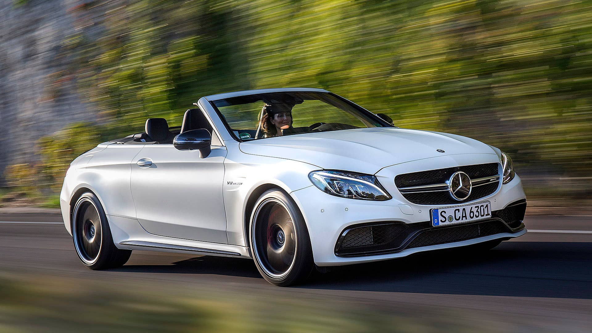 Mercedes-AMG C 63 S Cabriolet; Exterieur: designo kaschmirweià magno; Interieur Leder Nappa AMG schwarz; Kraftstoffverbrauch kombiniert: 8,9 l/100 km; CO2-Emissionen kombiniert: 208 g/km; exterior: designo cashmere white magno; interior: AMG nappa leather black; fuel consumption combined: 8.9 l/100 km; CO2 emissions combined: 208 g/km