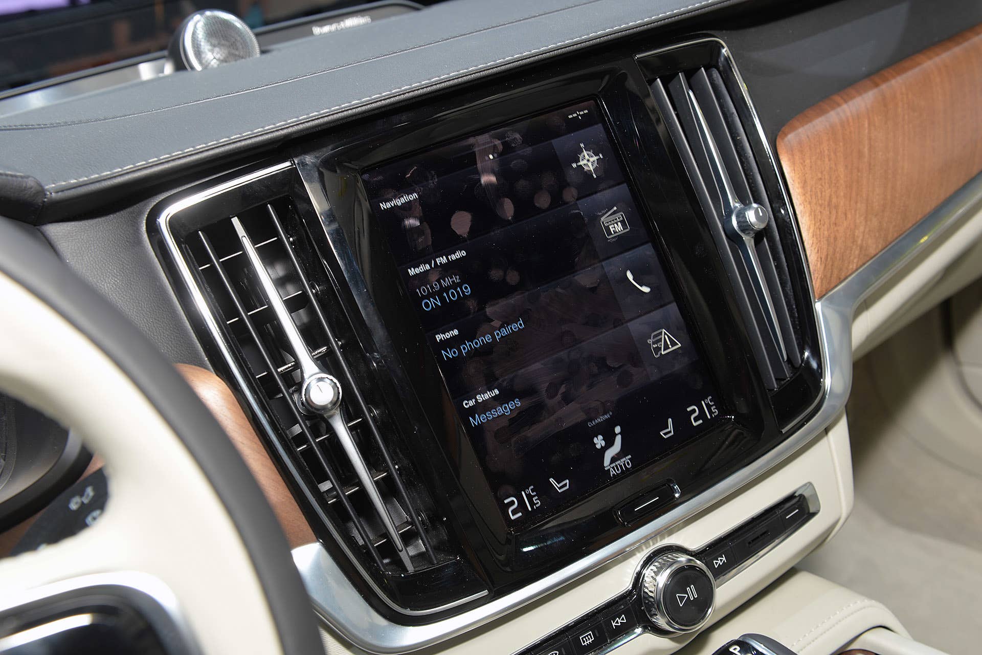 Human Machine Interface: 2017 Volvo S90
