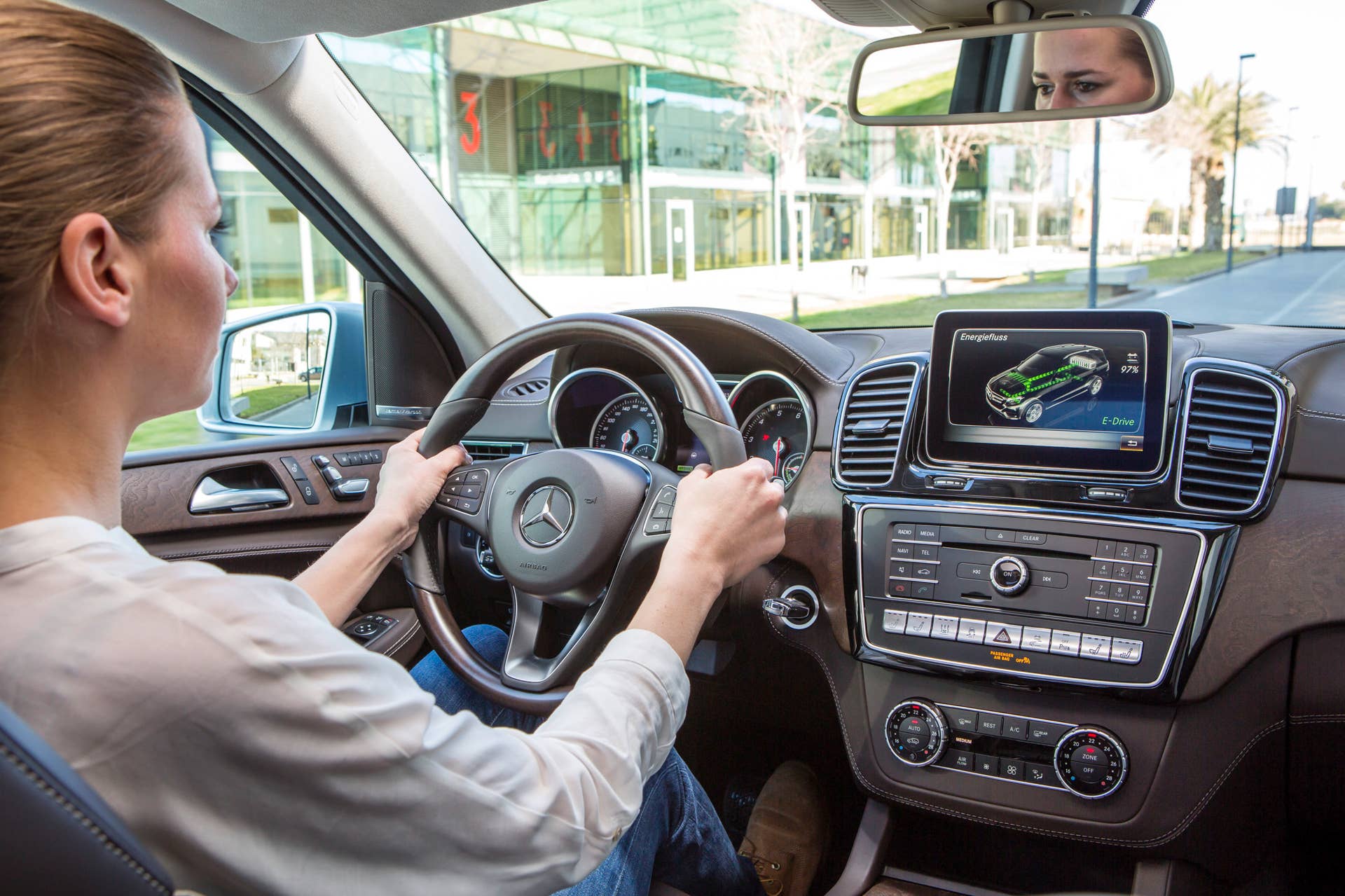 mercedes gle550e brown interior driving