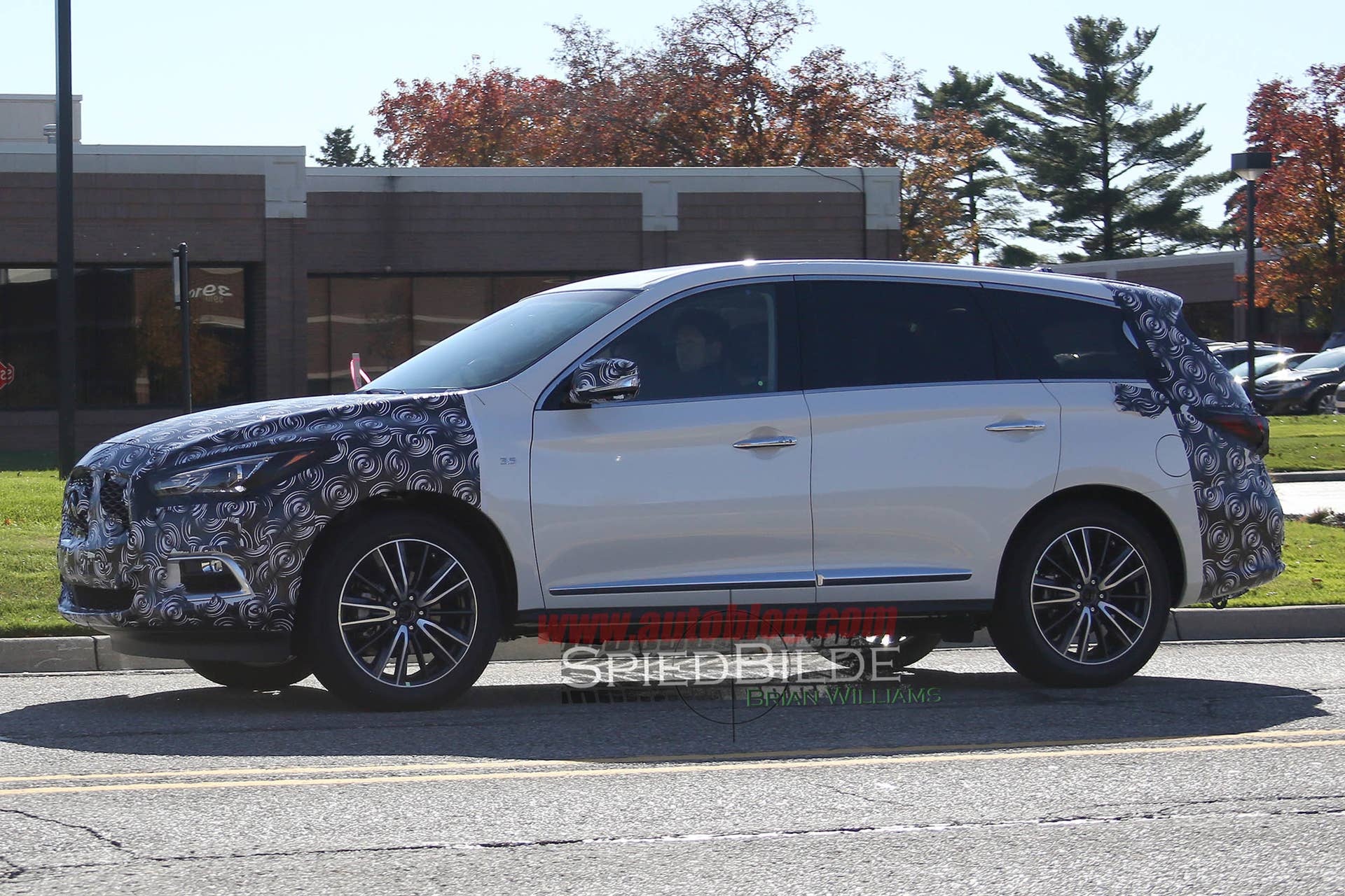 2016 Infiniti QX60 side front 3/4