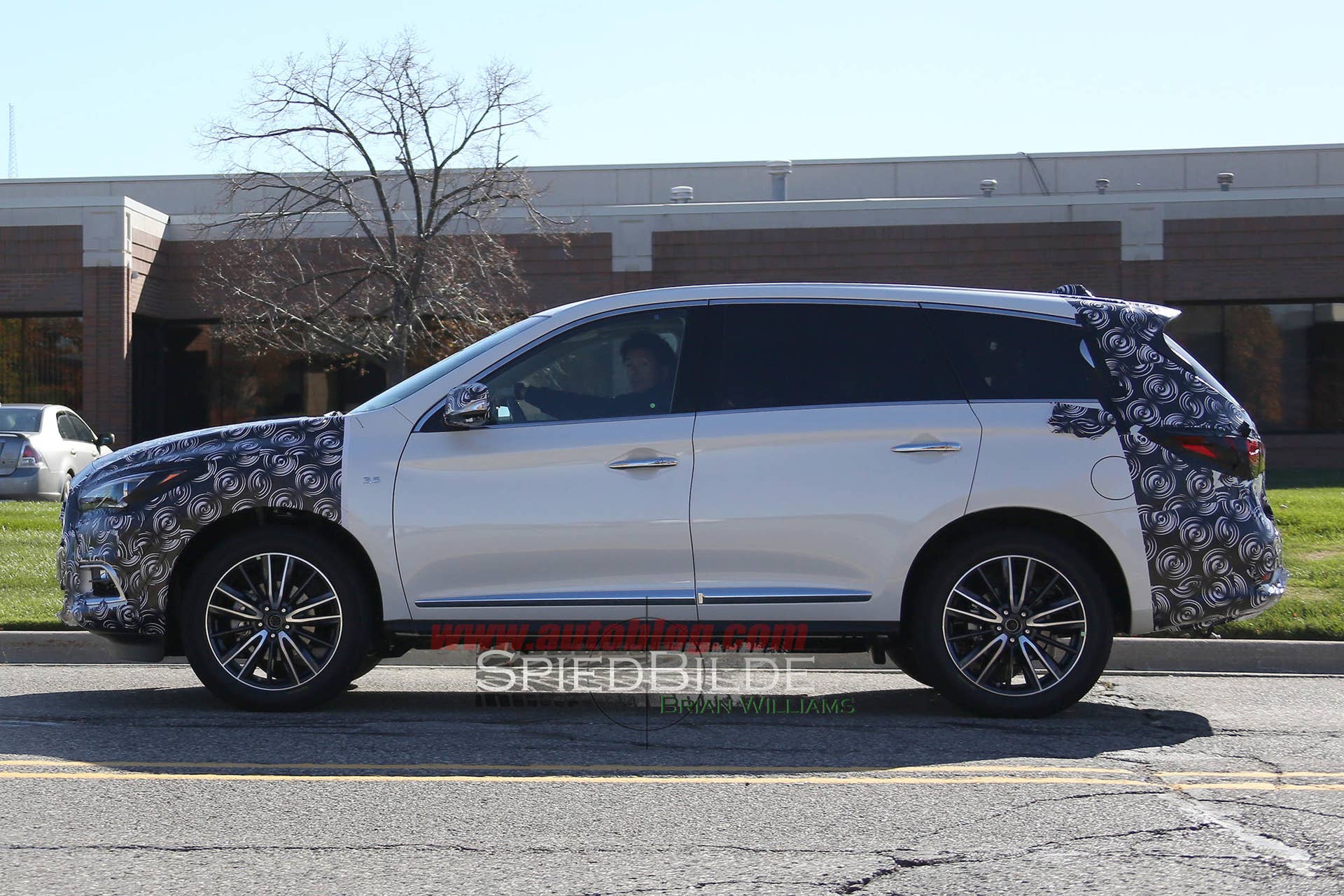 2016 Infiniti QX60 spied side