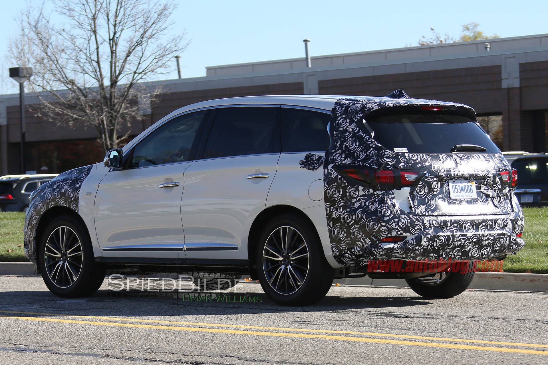 2016 Infiniti QX60 spied rear 3/4