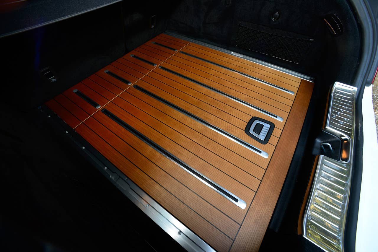 Ausenfarbe: designo kaschmirweiss magno Interior: designo tiefschwarz