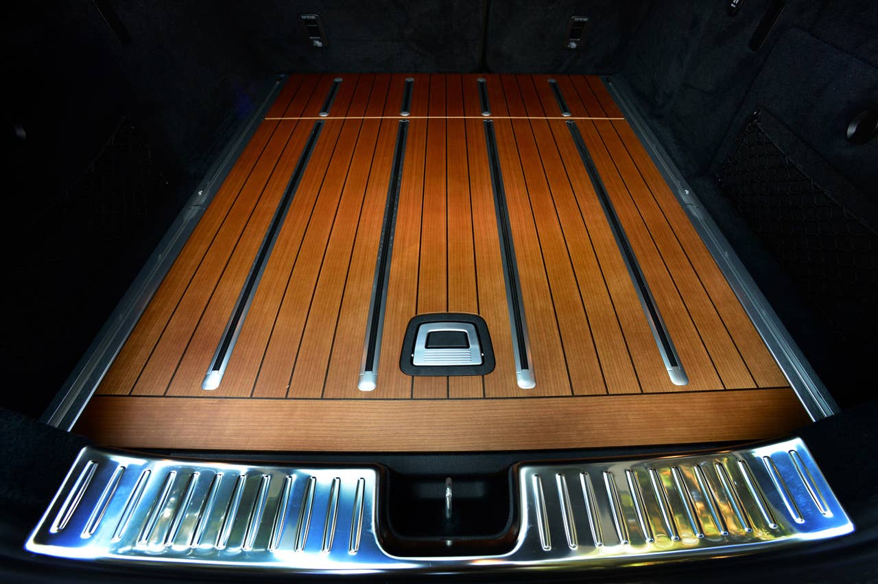 Ausenfarbe: designo kaschmirweiss magno Interior: designo tiefschwarz