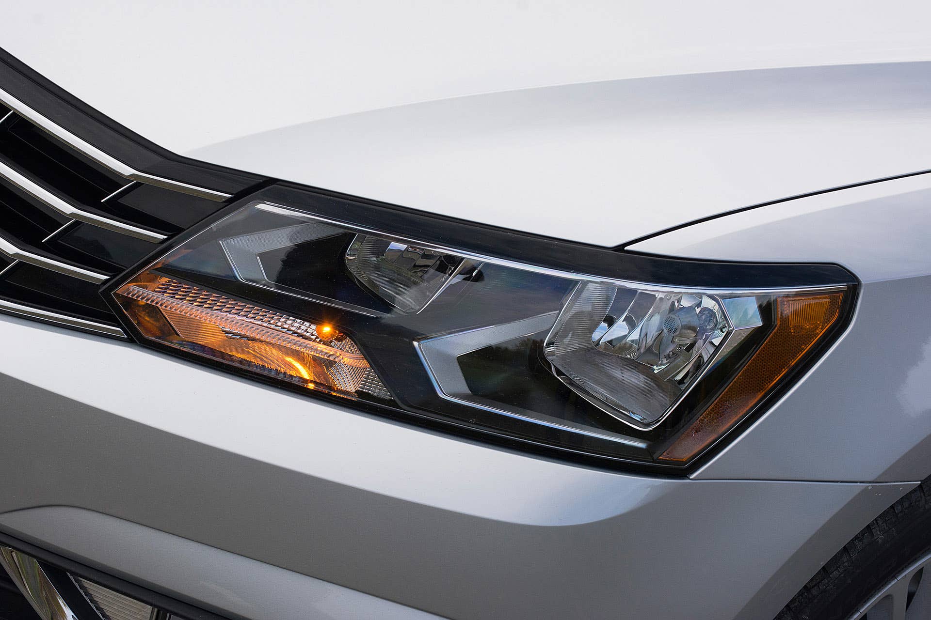 2016 Volkswagen Passat headlight