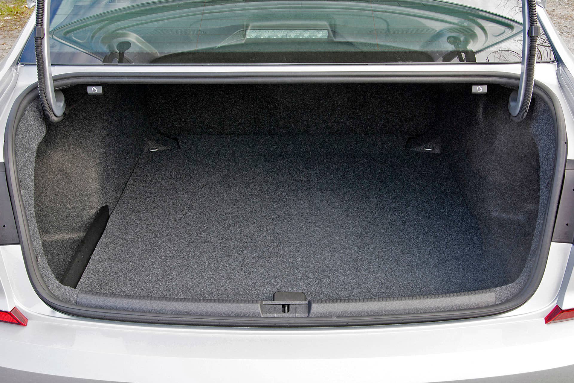 2016 Volkswagen Passat trunk