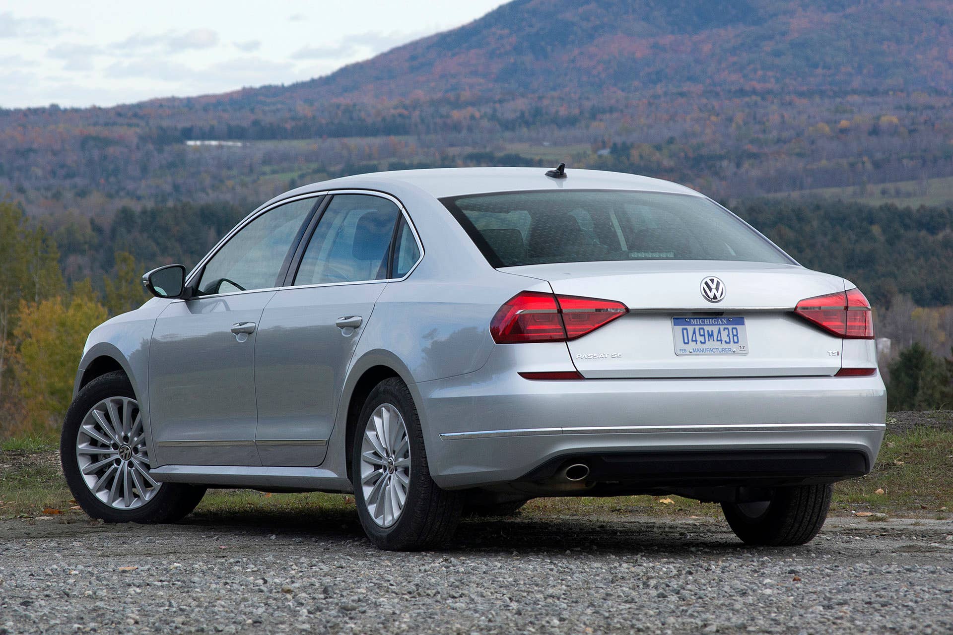 2016 Volkswagen Passat rear 3/4 view