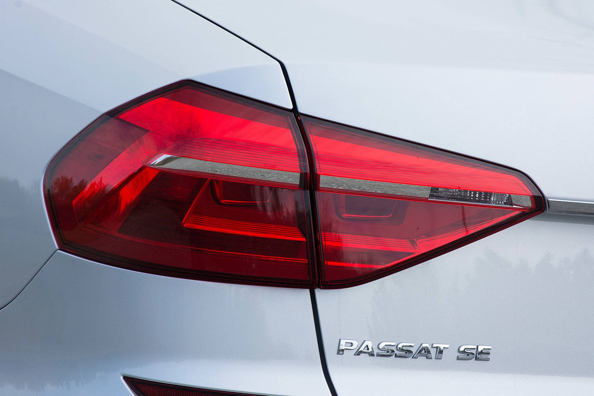 2016 Volkswagen Passat taillight