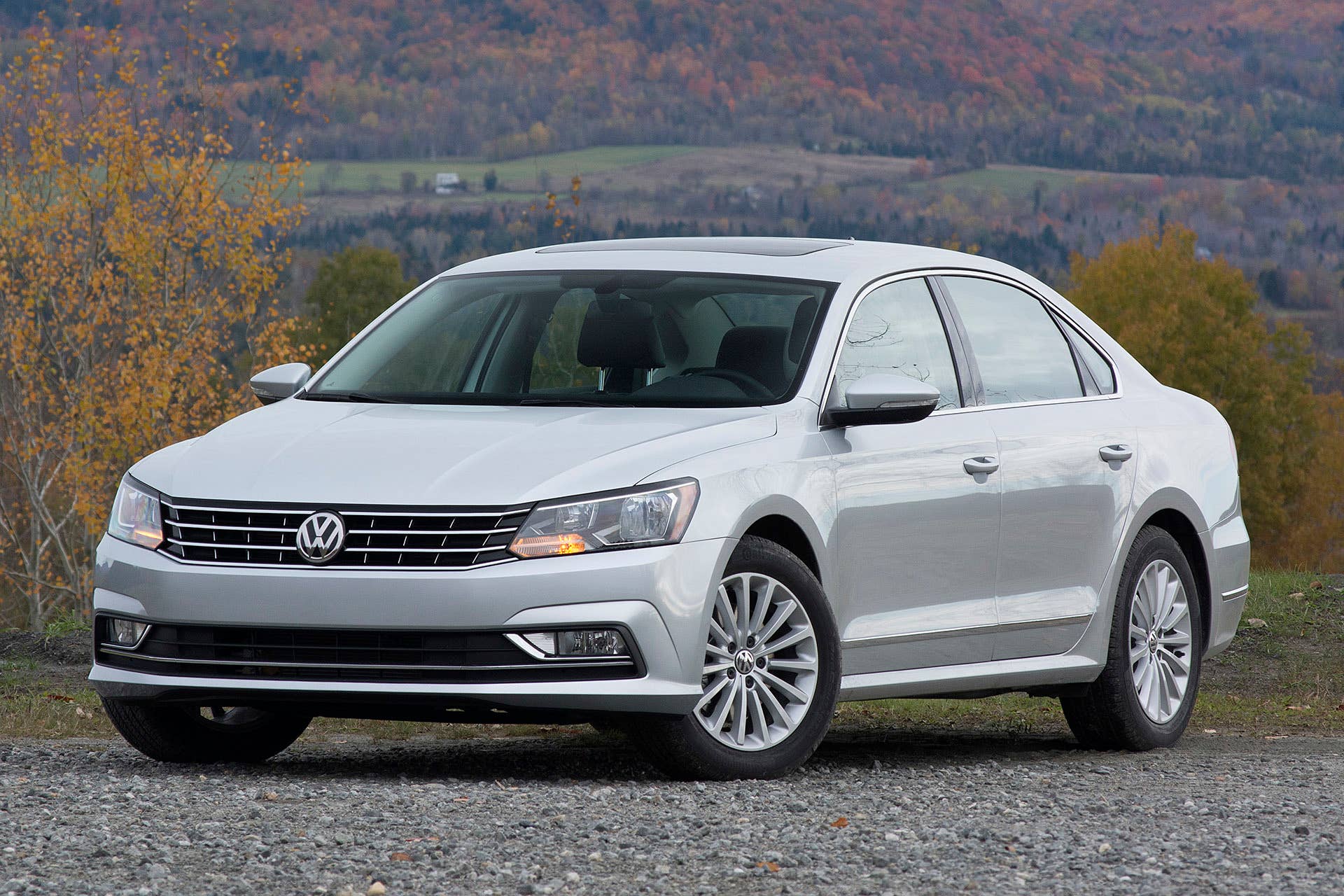 2016 Volkswagen Passat front 3/4 view