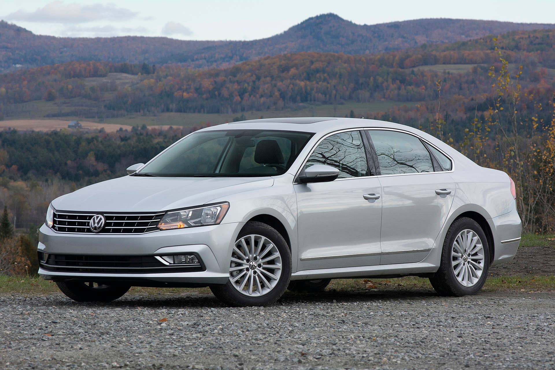2016 Volkswagen Passat front 3/4 view