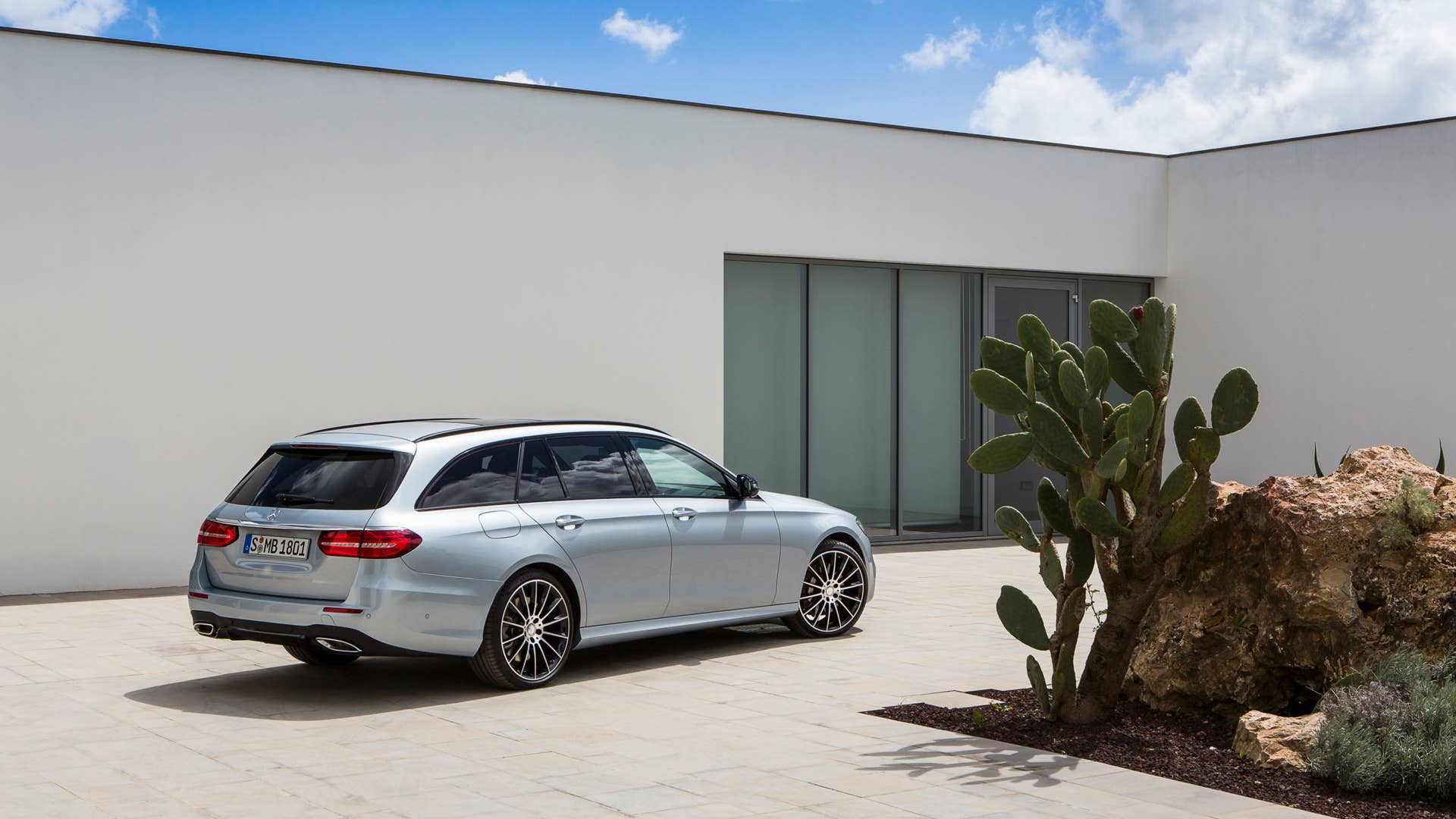 2017 mercedes-benz e400 wagon rear parked