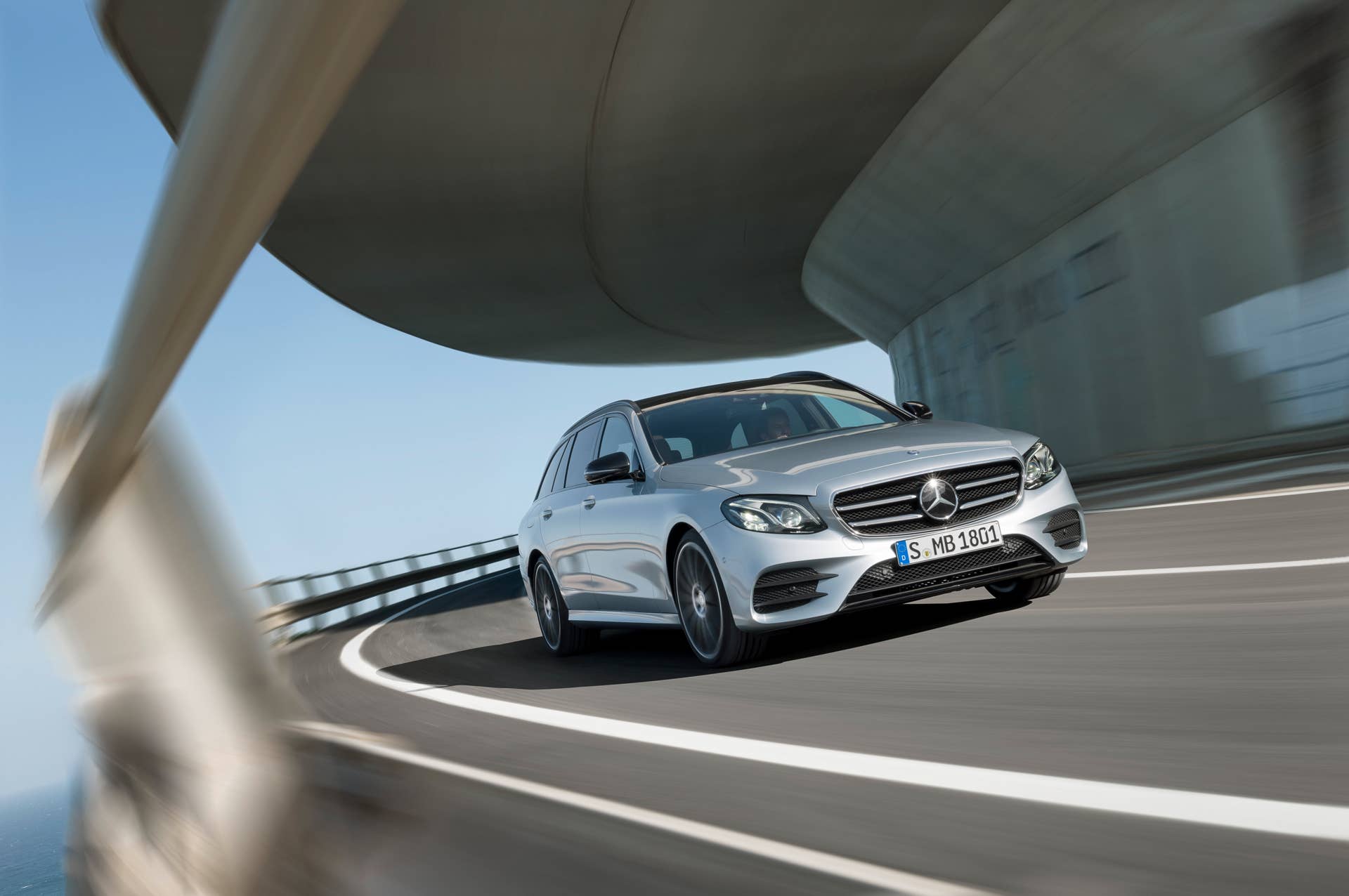 E-Klasse T-Modell; E-Class Estate; Studio; 2016 Exterieur: AMG Line; diamantsilber; Exterior: AMG line; diamond silver;