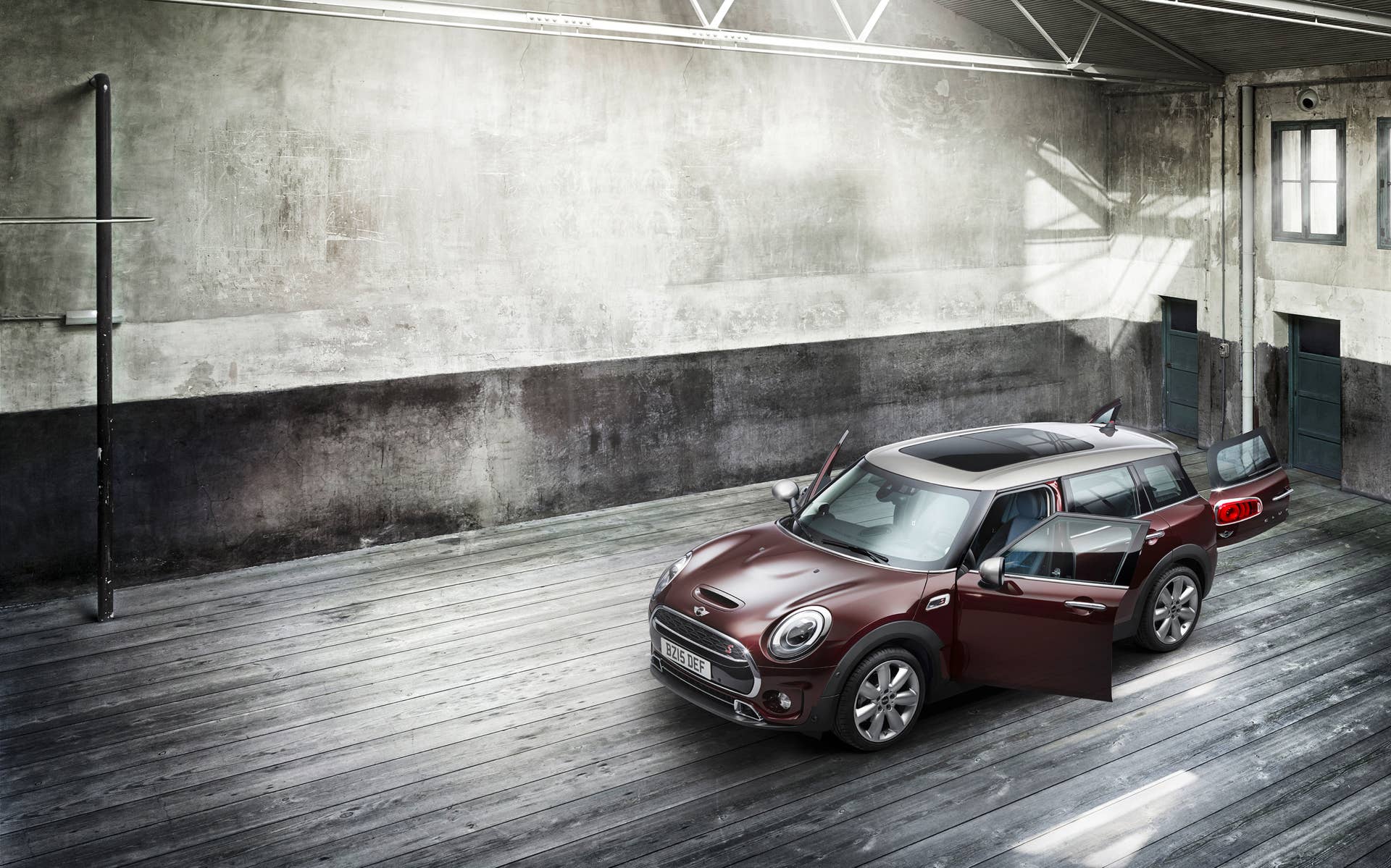 2016 Mini Cooper S Clubman front 3/4