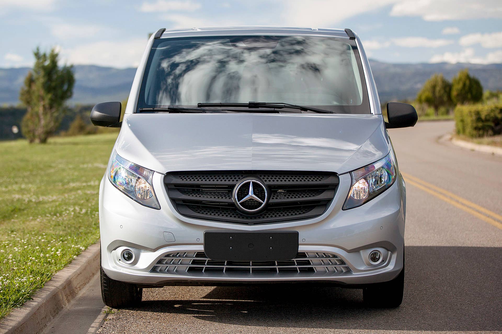 2016 Mercedes-Benz Metris front view