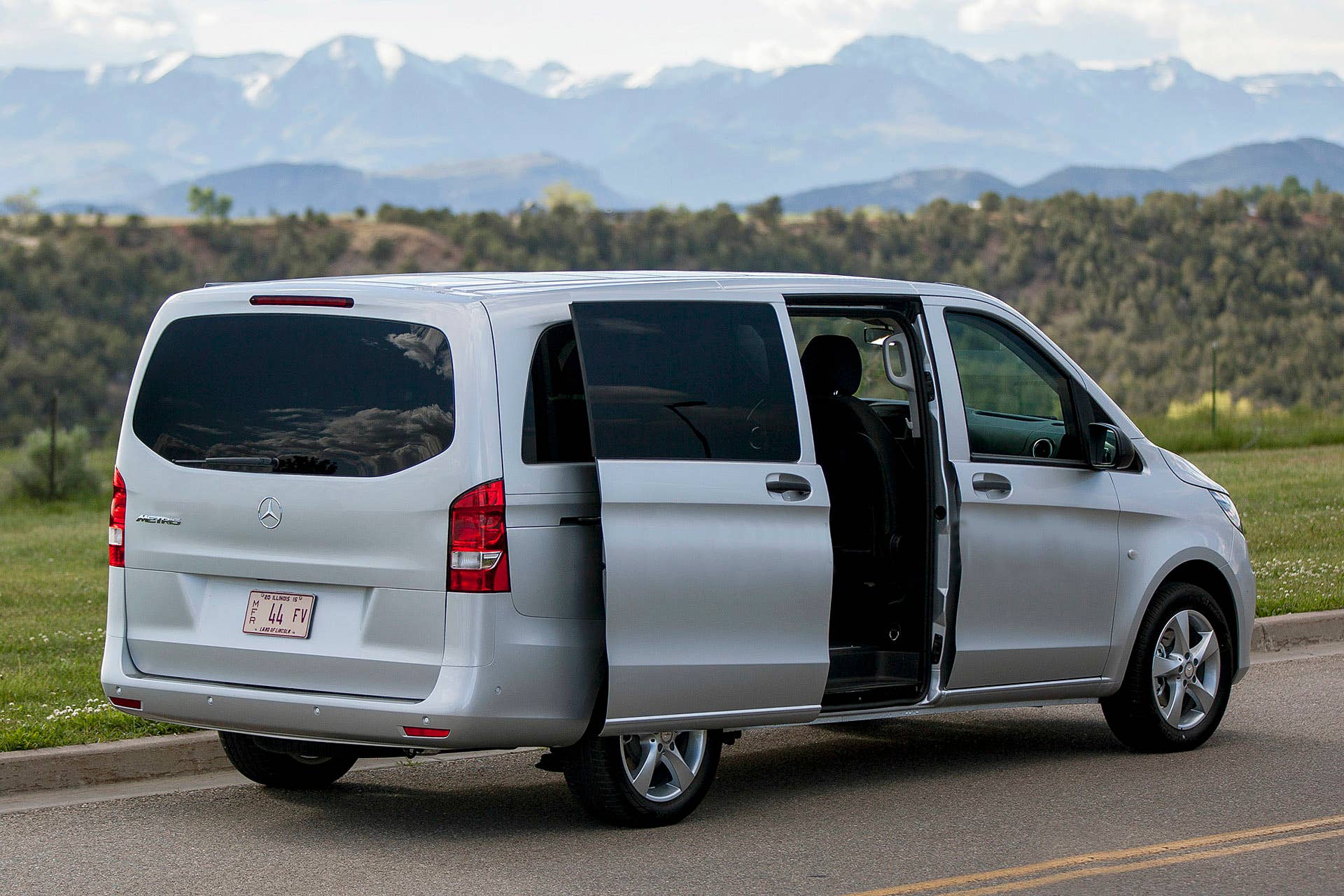 2016 Mercedes-Benz Metris rear 3/4 view