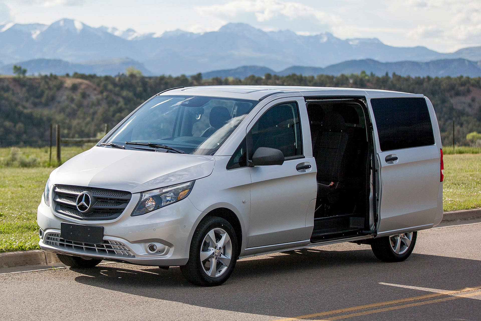 2016 Mercedes-Benz Metris front 3/4 view