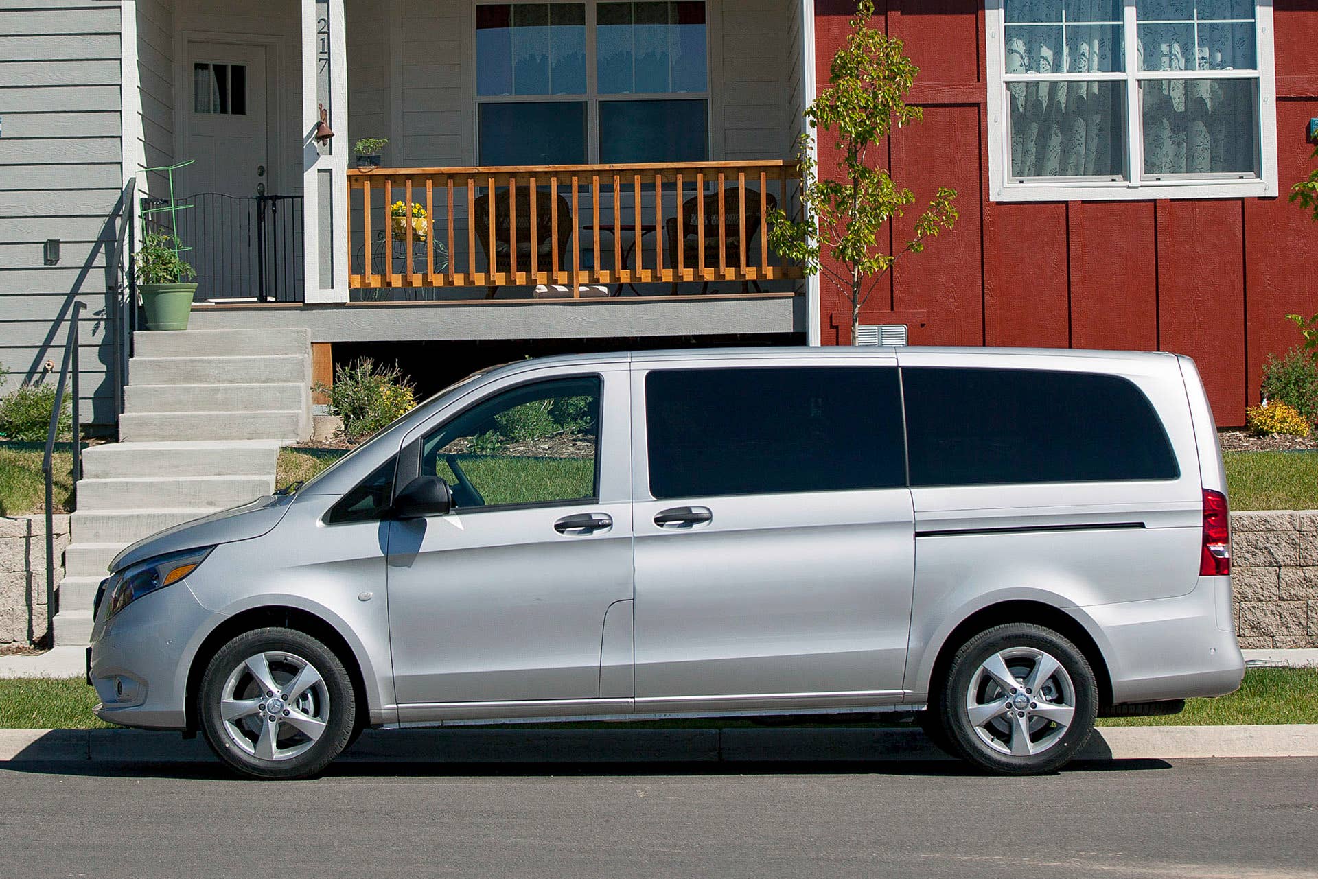 2016 Mercedes-Benz Metris side view