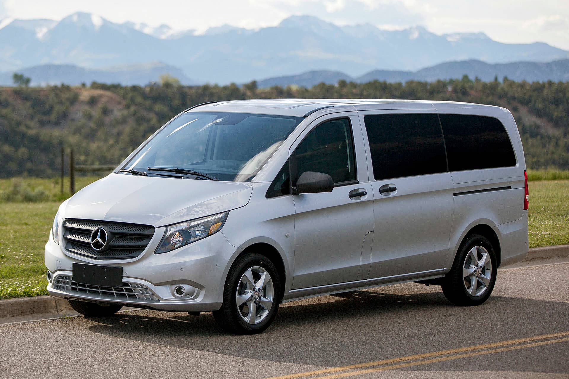 2016 Mercedes-Benz Metris front 3/4 view