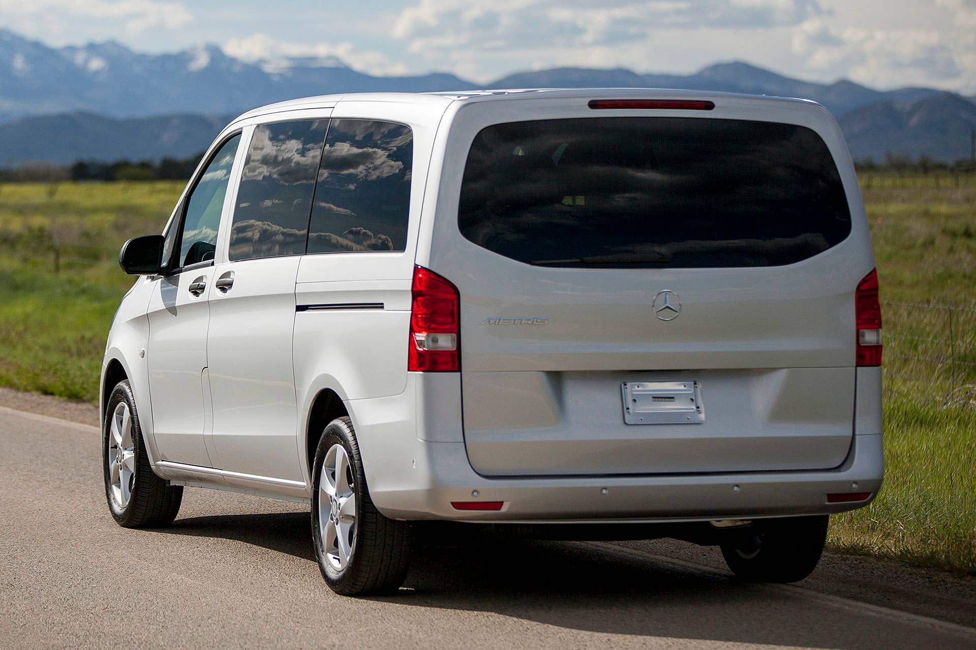 2016 Mercedes-Benz Metris rear 3/4 view