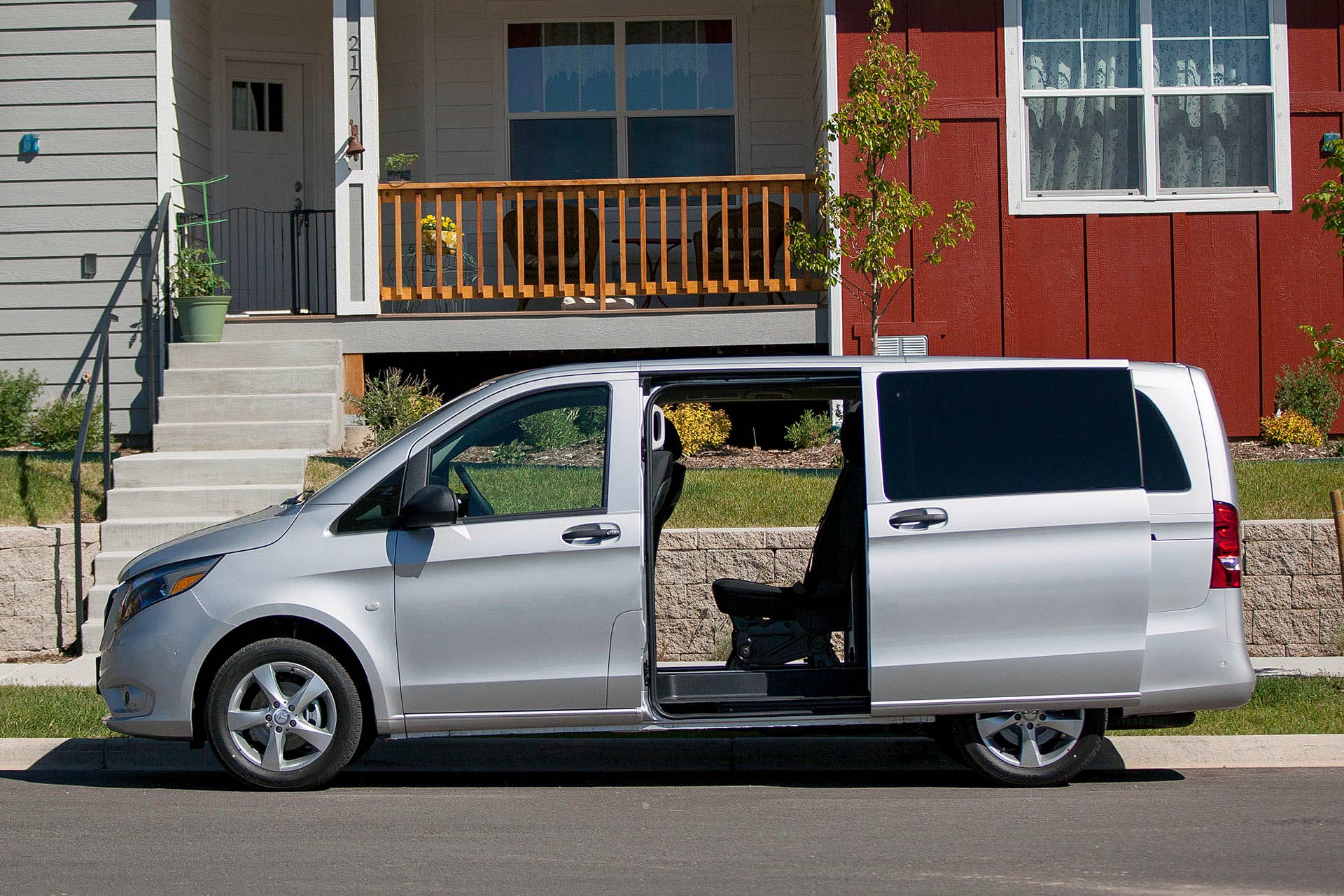 2016 Mercedes-Benz Metris side view