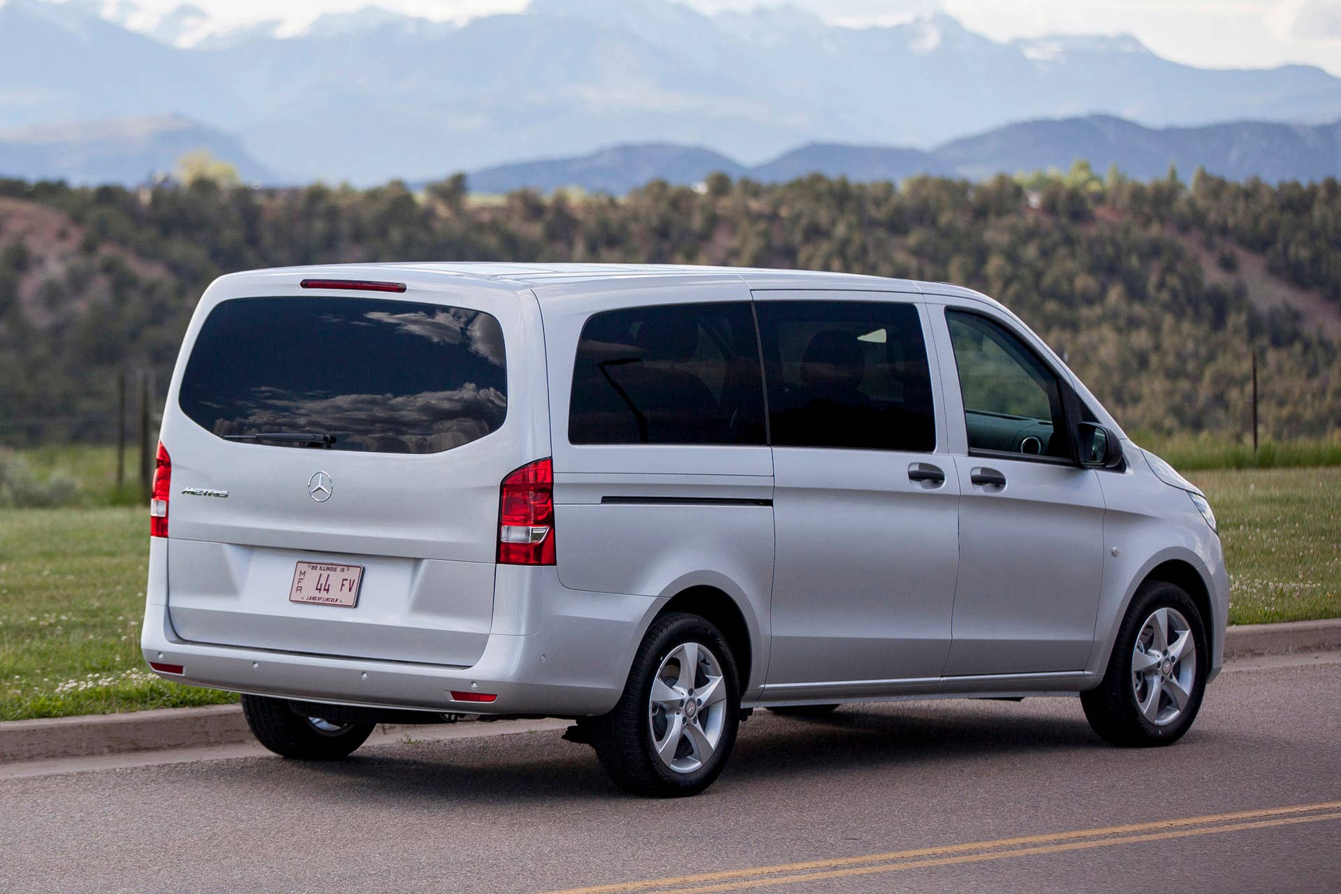2016 Mercedes-Benz Metris rear 3/4 view