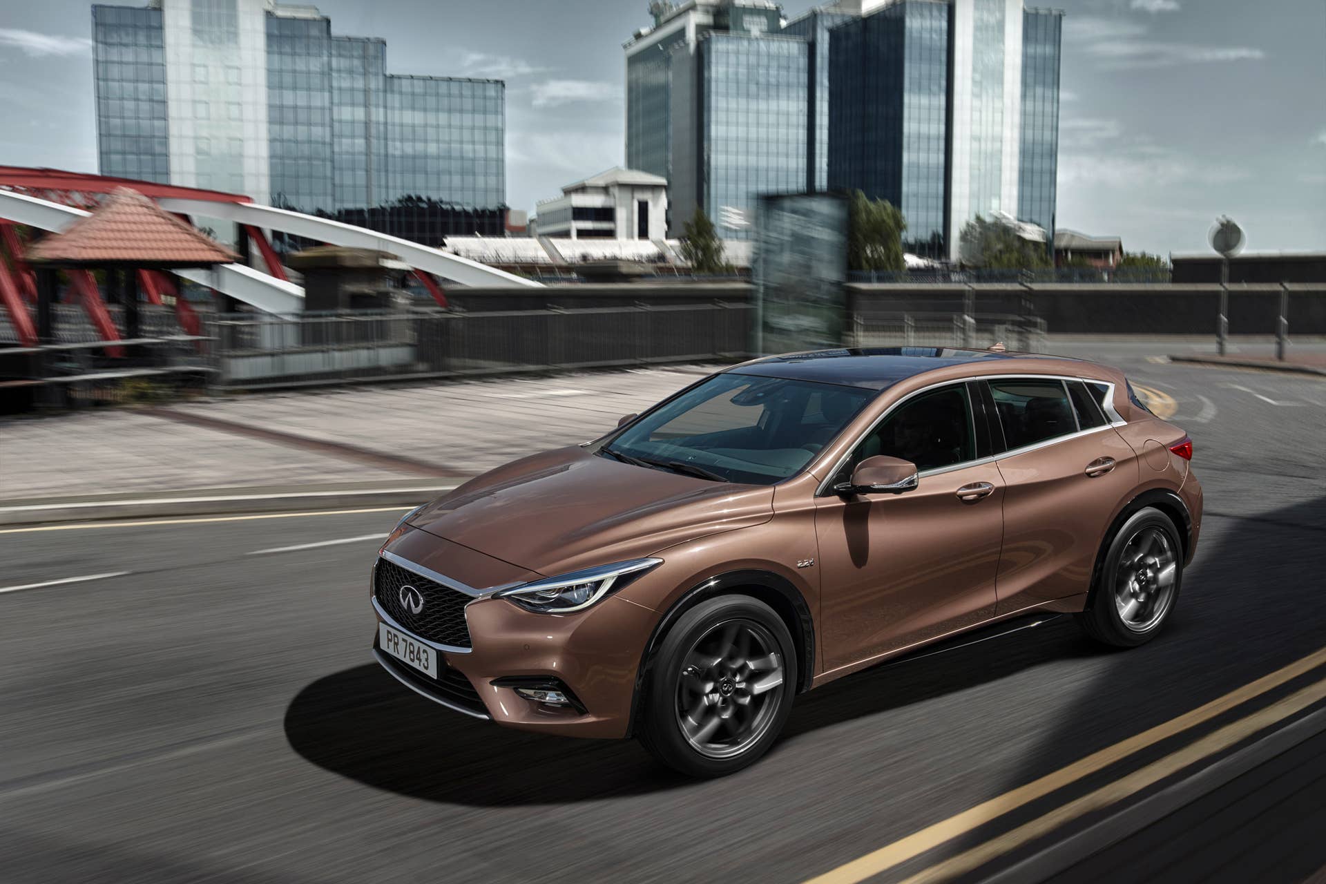 2017 q30 infiniti front action speed debut