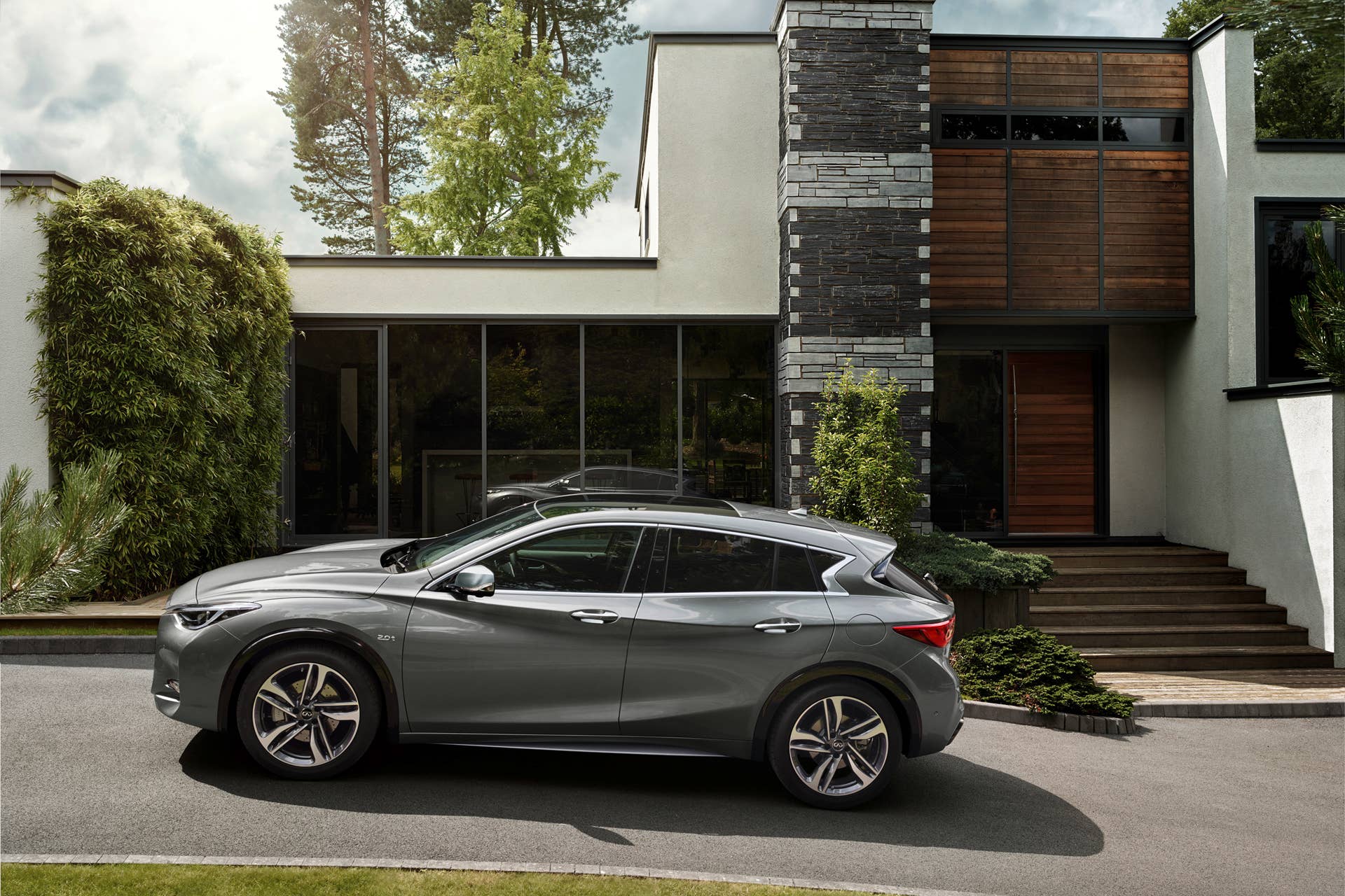 2017 profile side infiniti q30 mercedes