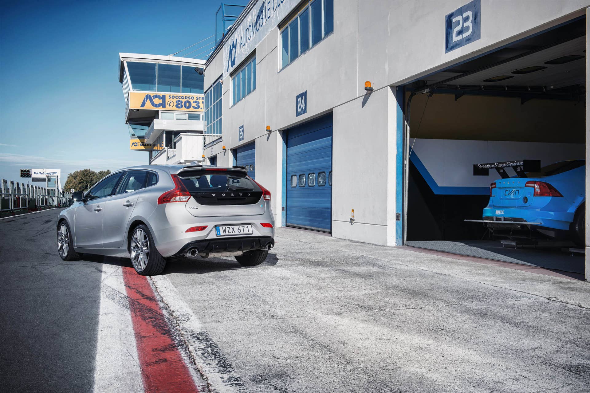 Polestar Performance Parts Volvo V40 pit lane