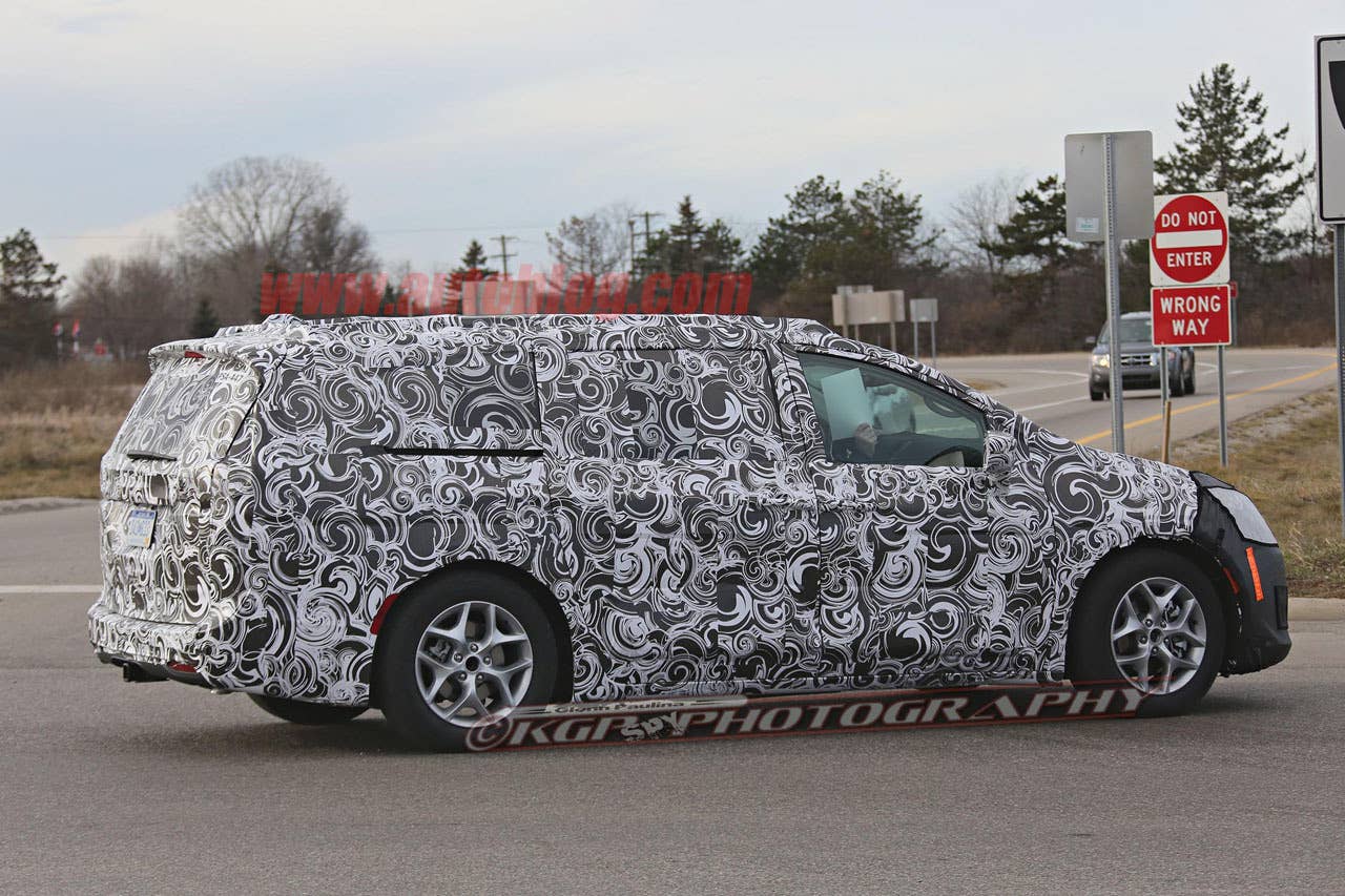 2017 chrysler town and country three quarters rear