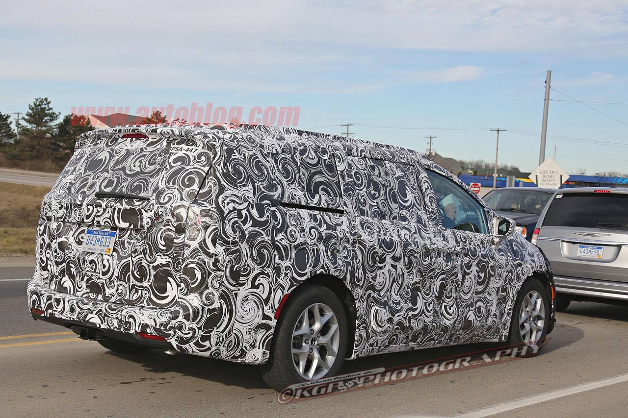 2017 chrysler town and country rear design