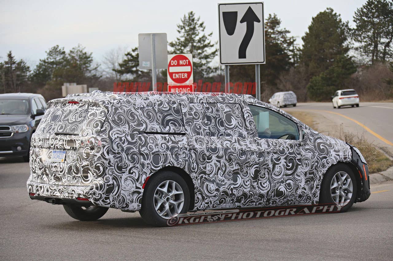 2017 chrysler town and country rear three quarters passenger side
