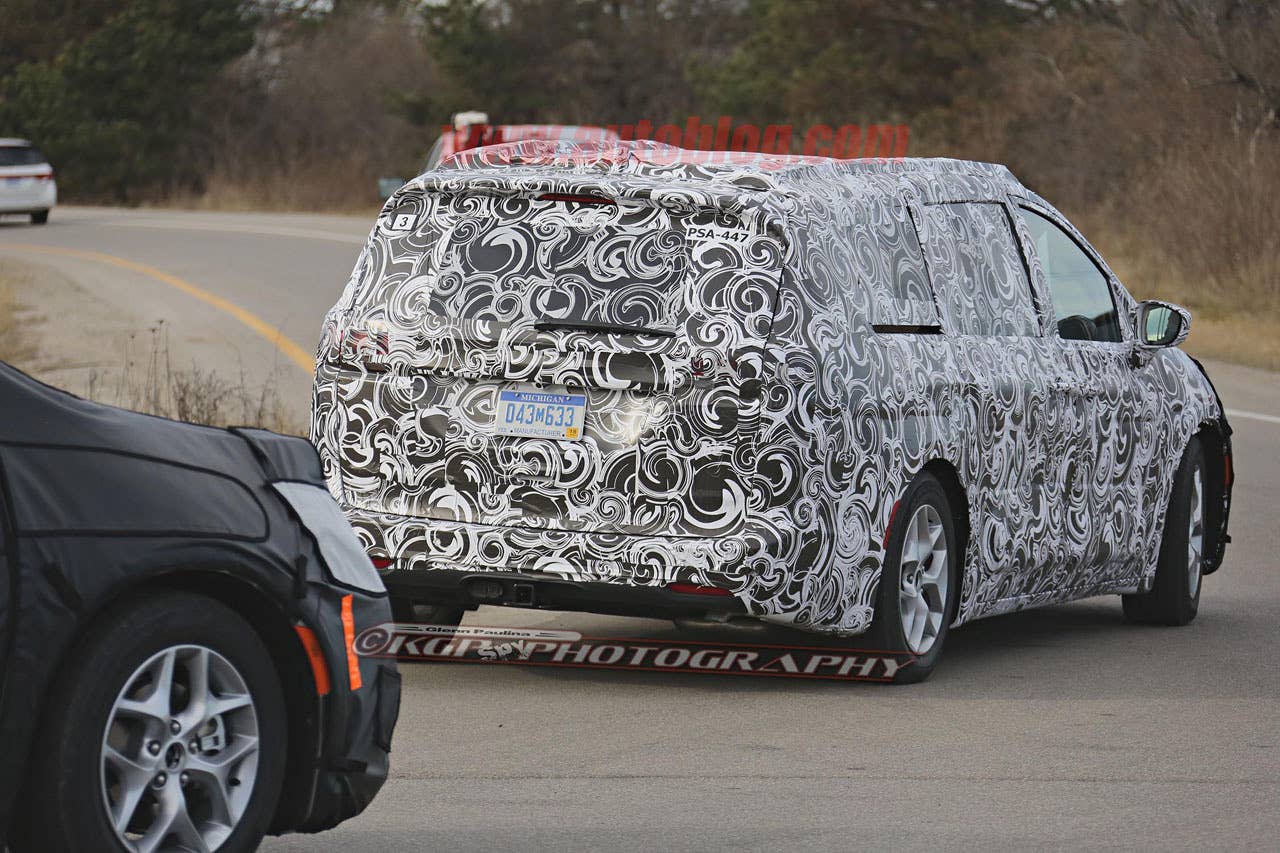 2017 chrysler town and country rear shape