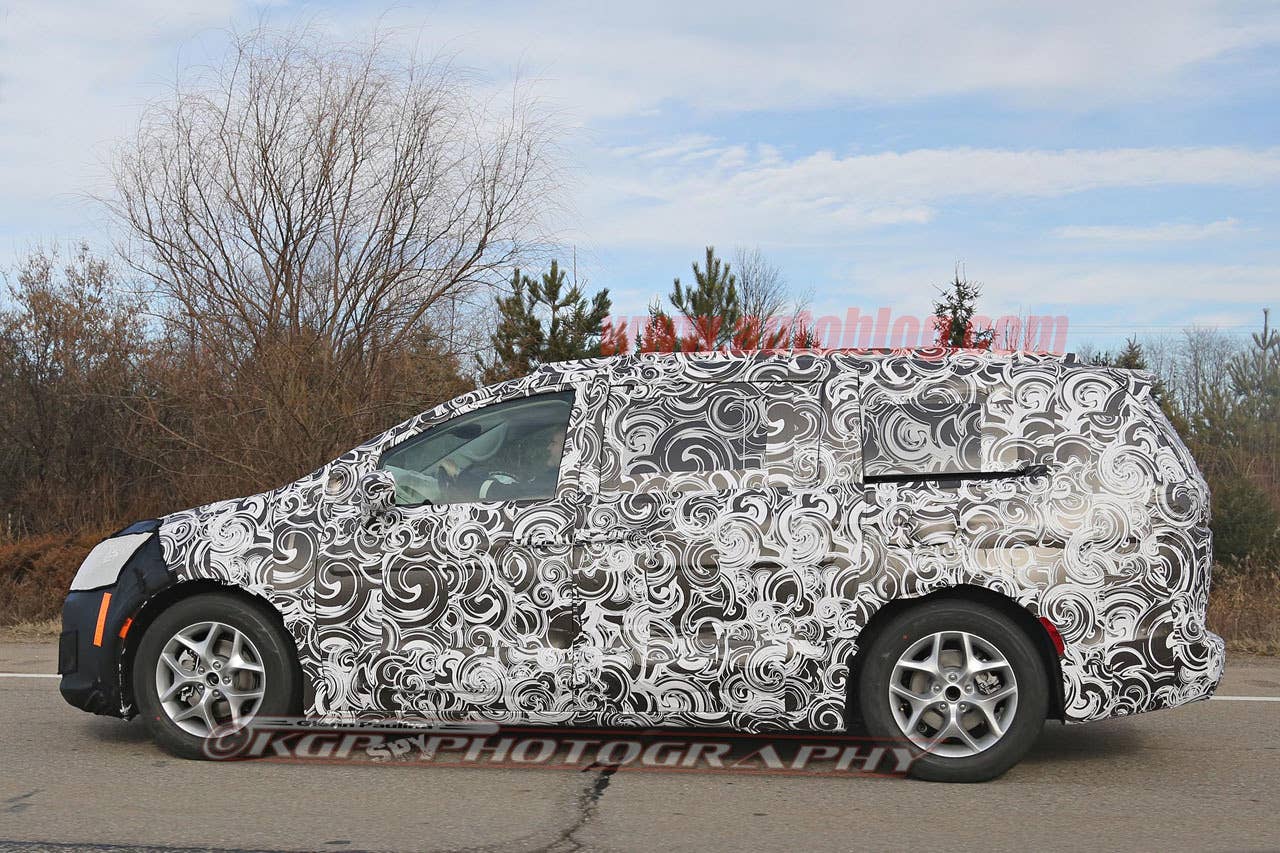2017 chrysler town and country profile driver side